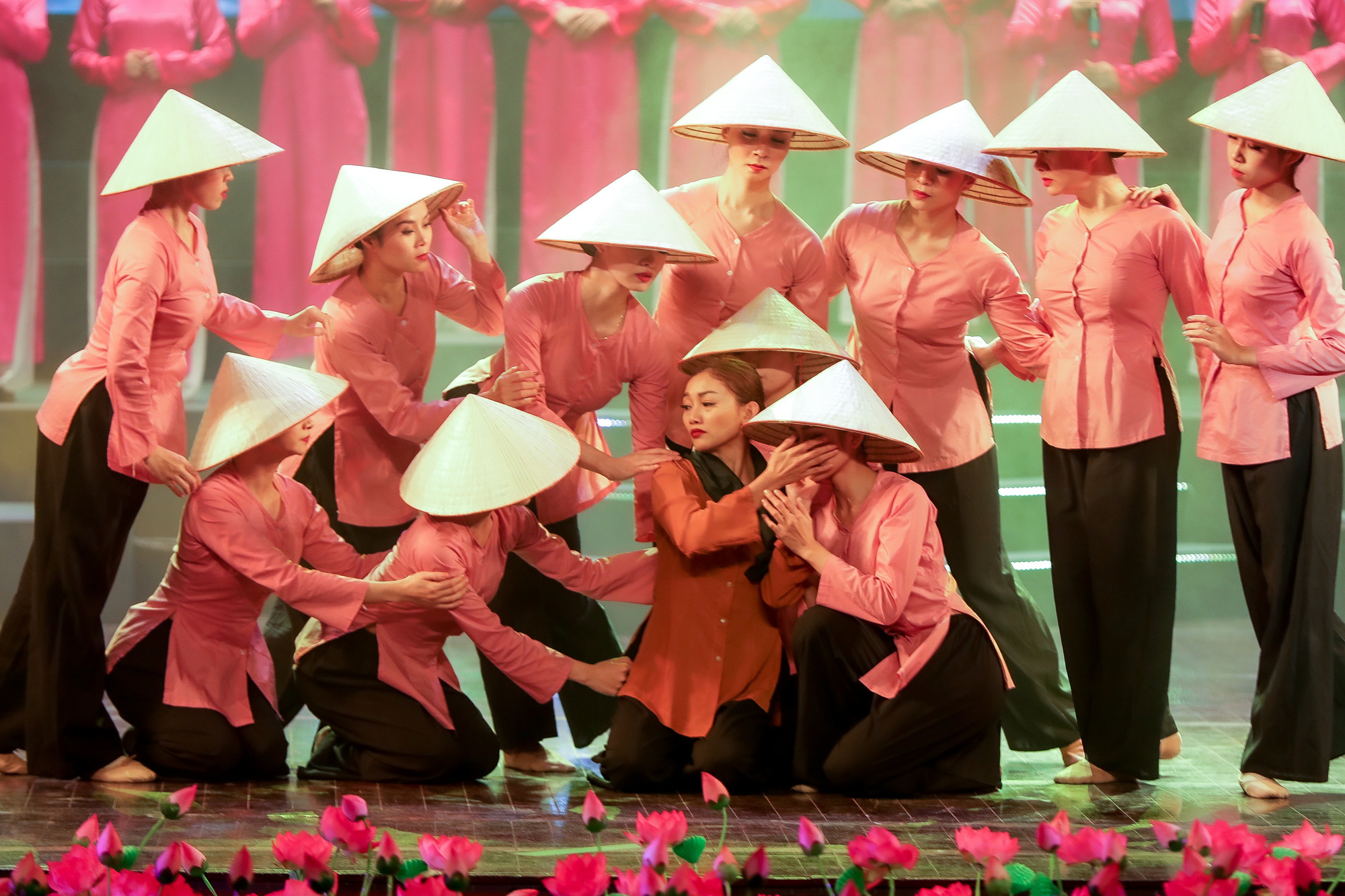 Hào hùng và nhiều cảm xúc trong chương trình nghệ thuật đặc biệt chào mừng Kỷ niệm 90 năm Ngày thành lập Đảng Cộng sản Việt Nam - Ảnh 8.