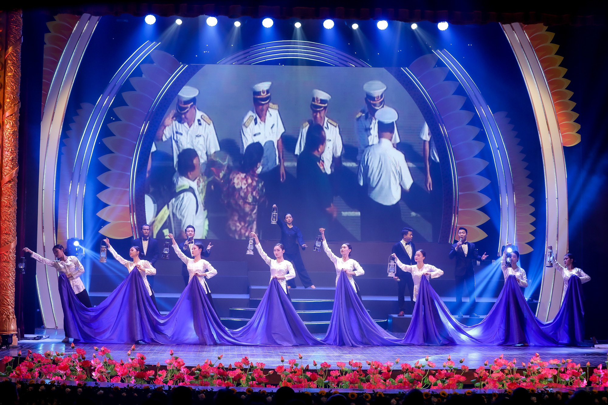 Hào hùng và nhiều cảm xúc trong chương trình nghệ thuật đặc biệt chào mừng Kỷ niệm 90 năm Ngày thành lập Đảng Cộng sản Việt Nam - Ảnh 12.