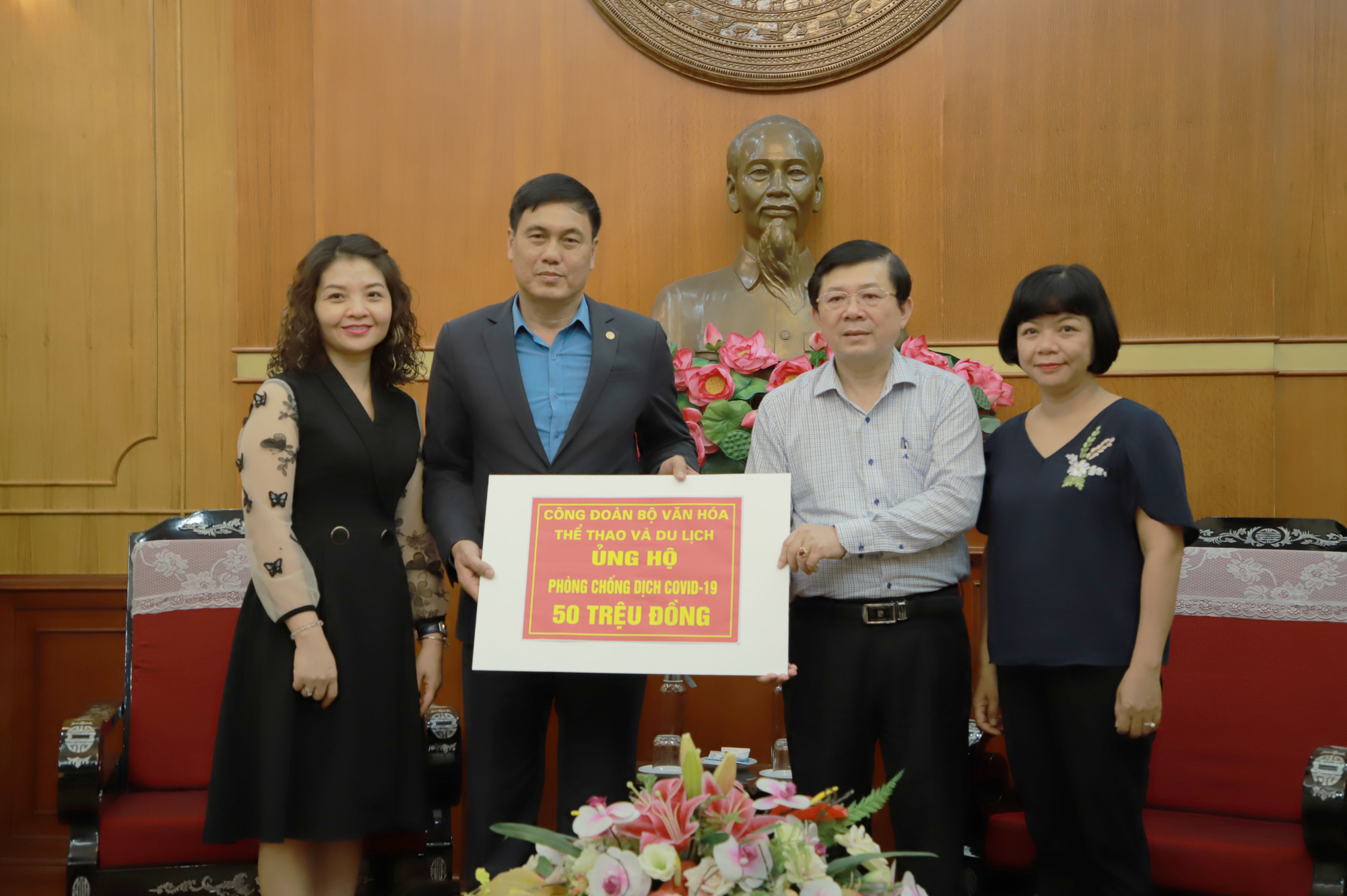 Công đoàn Bộ Văn hóa, Thể thao và Du lịch trao tiền ủng hộ, chung tay phòng chống dịch Covid-19 - Ảnh 1.
