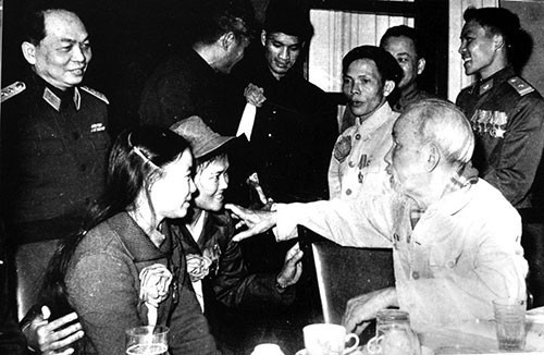 Học tập và làm theo tấm gương đạo đức Hồ Chí Minh về tự phê bình, phê bình - Ảnh 1.