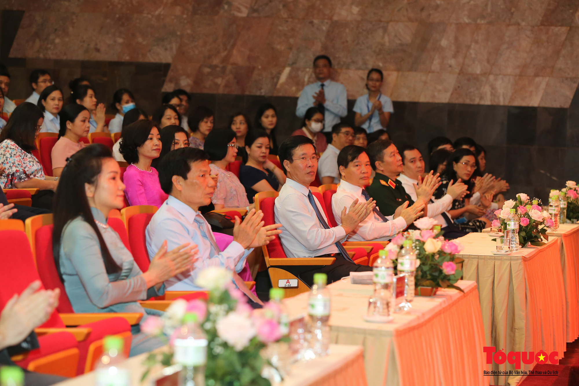 Khai mạc trưng bày chuyên đề: Hồ Chí Minh - Những nét phác họa chân dung; Những tấm gương bình dị mà cao quý  - Ảnh 2.