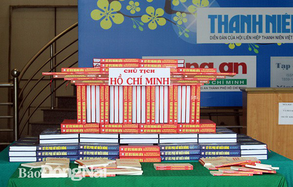 Thư viện Đồng Nai trưng bày và xếp sách nghệ thuật Kỷ niệm 130 năm Ngày sinh Bác Hồ - Ảnh 1.
