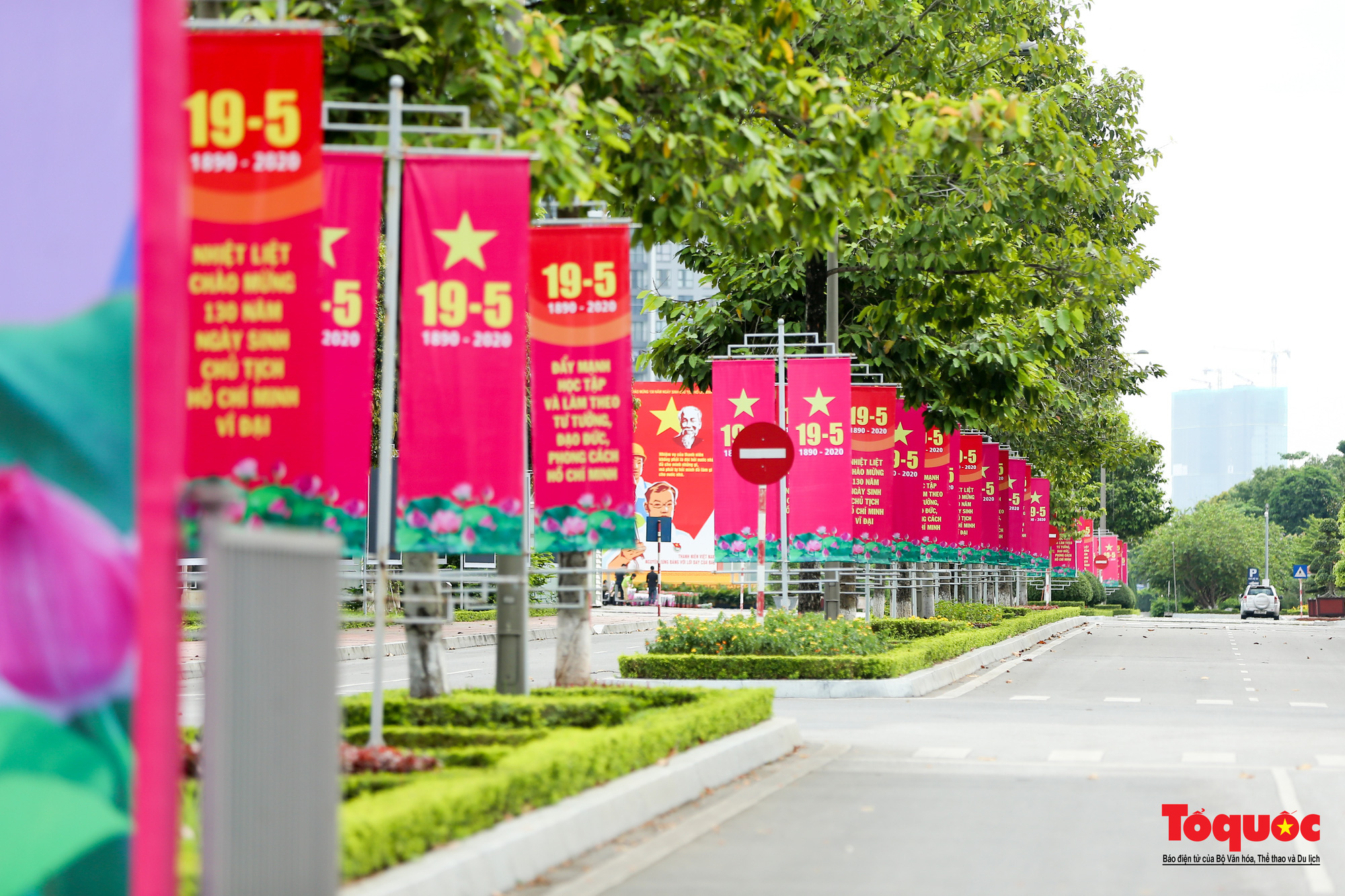 Hà Nội trang hoàng rực rỡ kỷ niệm 130 năm Ngày sinh Chủ tịch Hồ Chí Minh - Ảnh 4.