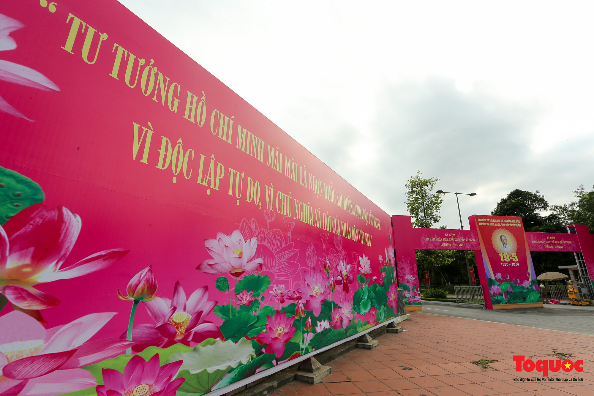 Hà Nội trang hoàng rực rỡ kỷ niệm 130 năm Ngày sinh Chủ tịch Hồ Chí Minh - Ảnh 2.
