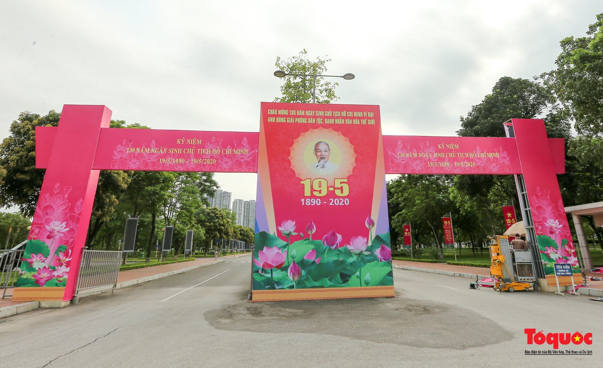 Hà Nội trang hoàng rực rỡ kỷ niệm 130 năm Ngày sinh Chủ tịch Hồ Chí Minh - Ảnh 1.