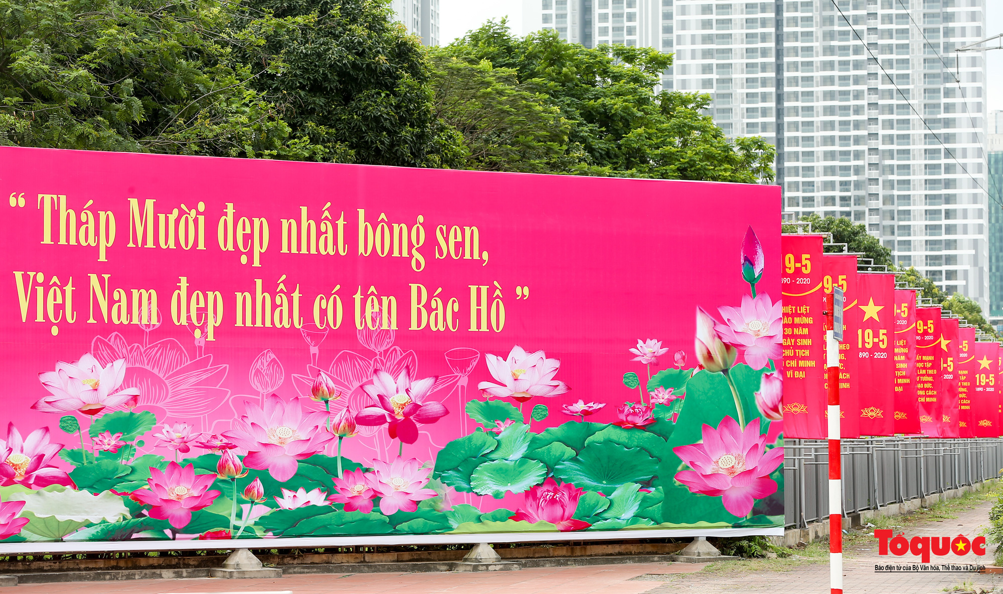 Hà Nội trang hoàng rực rỡ kỷ niệm 130 năm Ngày sinh Chủ tịch Hồ Chí Minh - Ảnh 3.