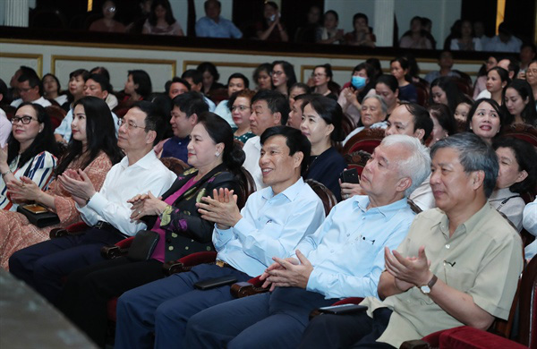 Vở kịch “Bệnh sĩ” mở màn mang tiếng cười sảng khoái cho khán giả, đánh dấu sự trở lại của chuỗi các chương trình ấn tượng sau dịch Covid-19 - Ảnh 1.