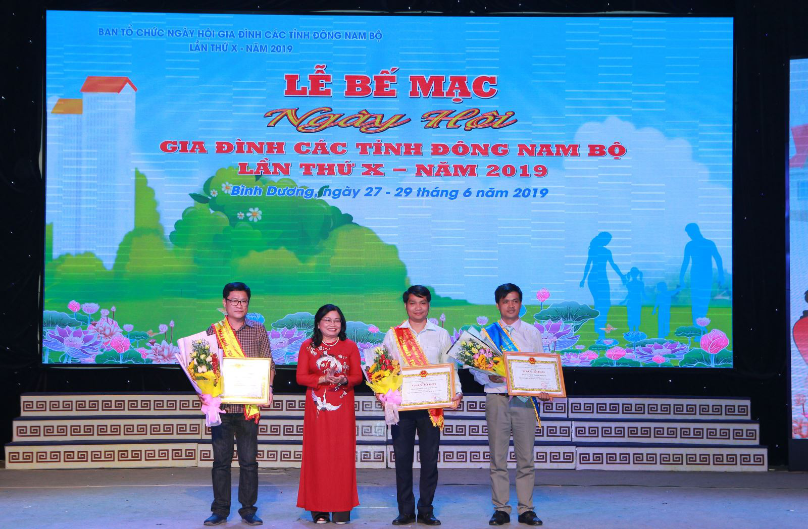 Bình Dương báo cáo kết quả 15 năm thực hiện Chỉ thị 49 "về xây dựng gia đình thời kỳ công nghiệp hóa, hiện đại hóa đất nước" - Ảnh 1.