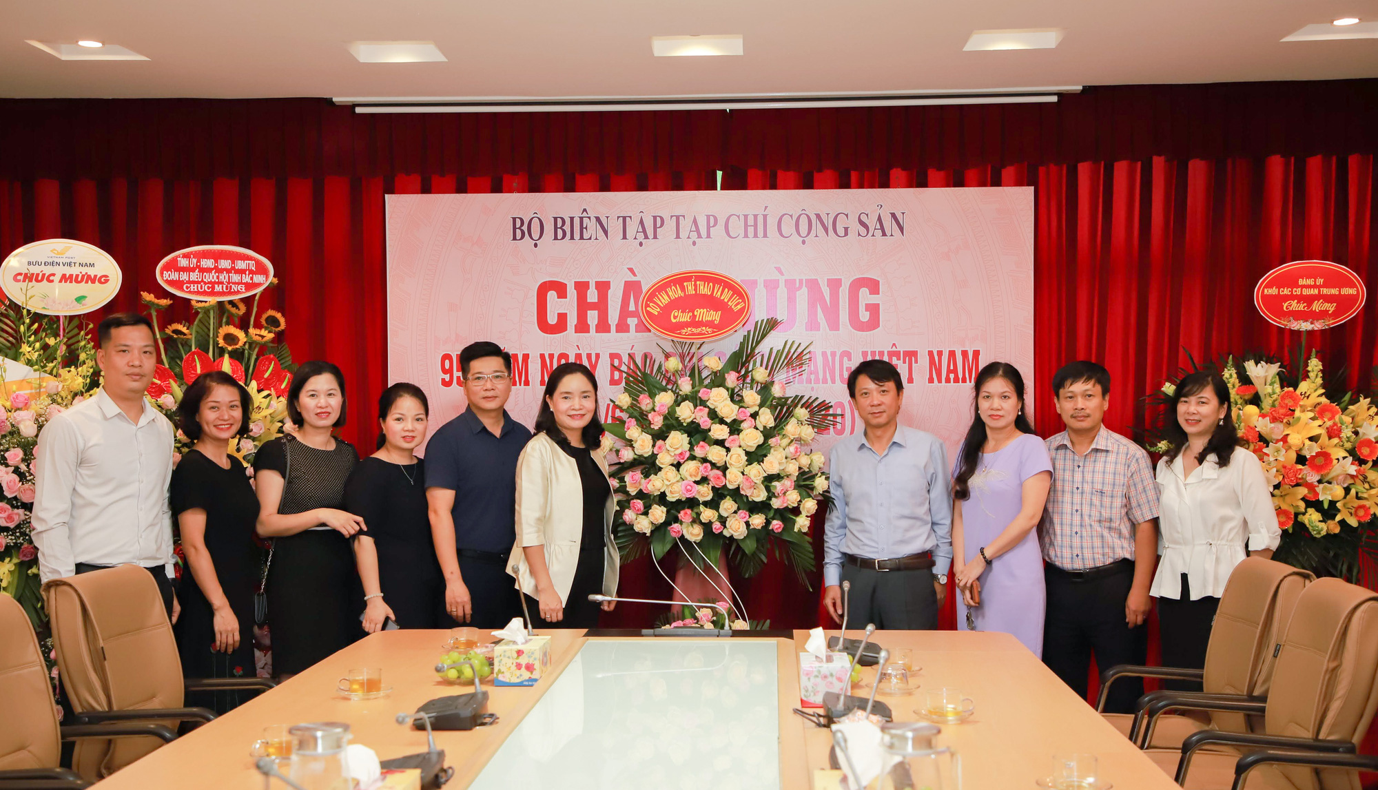 Thứ trưởng Bộ VHTTDL Trịnh Thị Thủy chúc mừng các cơ quan báo chí - Ảnh 3.