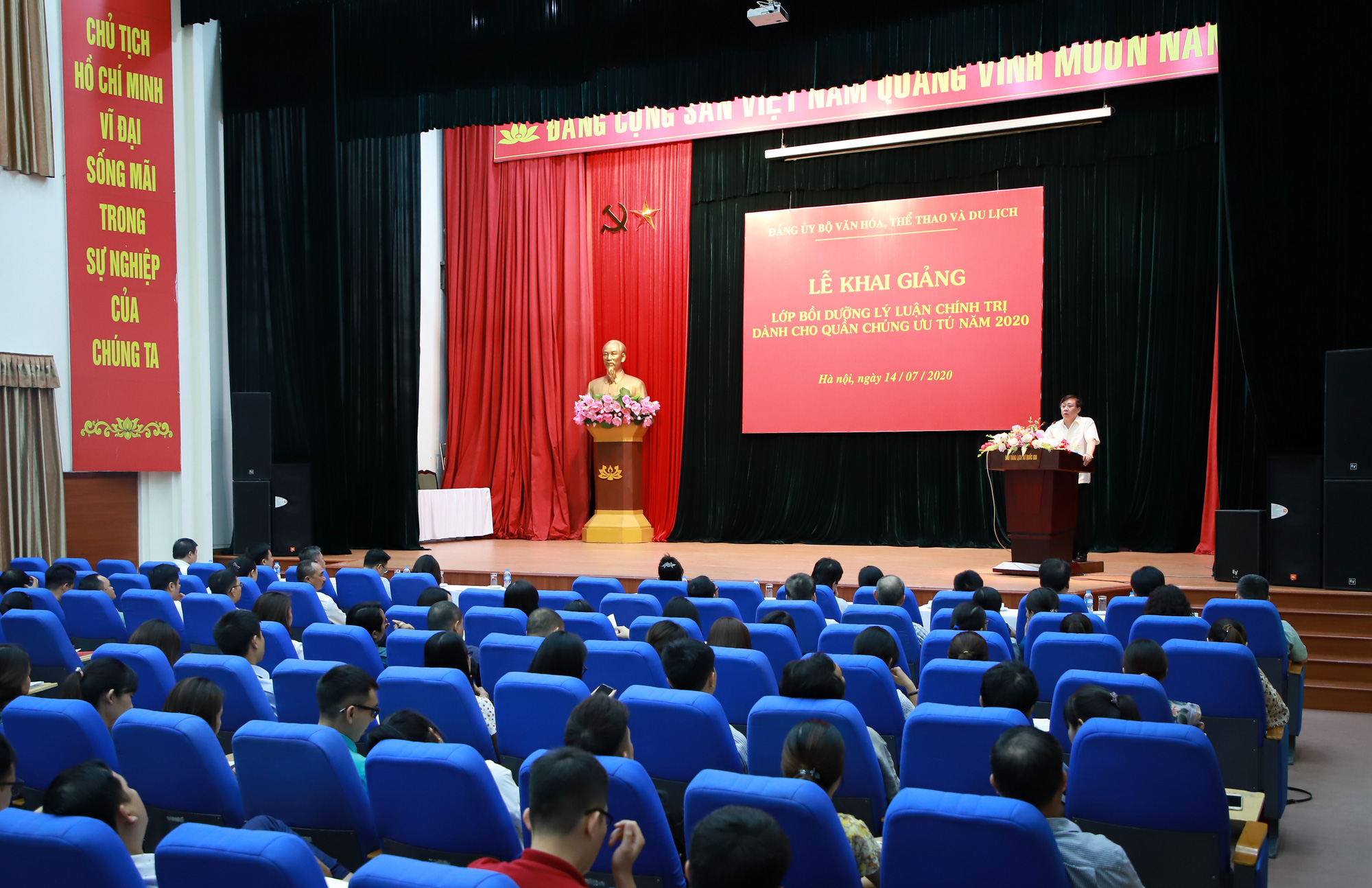Khai mạc lớp bồi dưỡng lý luận chính trị dành cho quần chúng ưu tú năm 2020. - Ảnh 2.