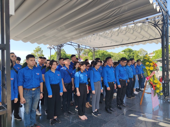 Đoàn thanh niên Bộ VHTTDL dâng hương và thả hoa đăng tưởng niệm các anh hùng liệt sĩ tại tỉnh Quảng Trị - Ảnh 3.