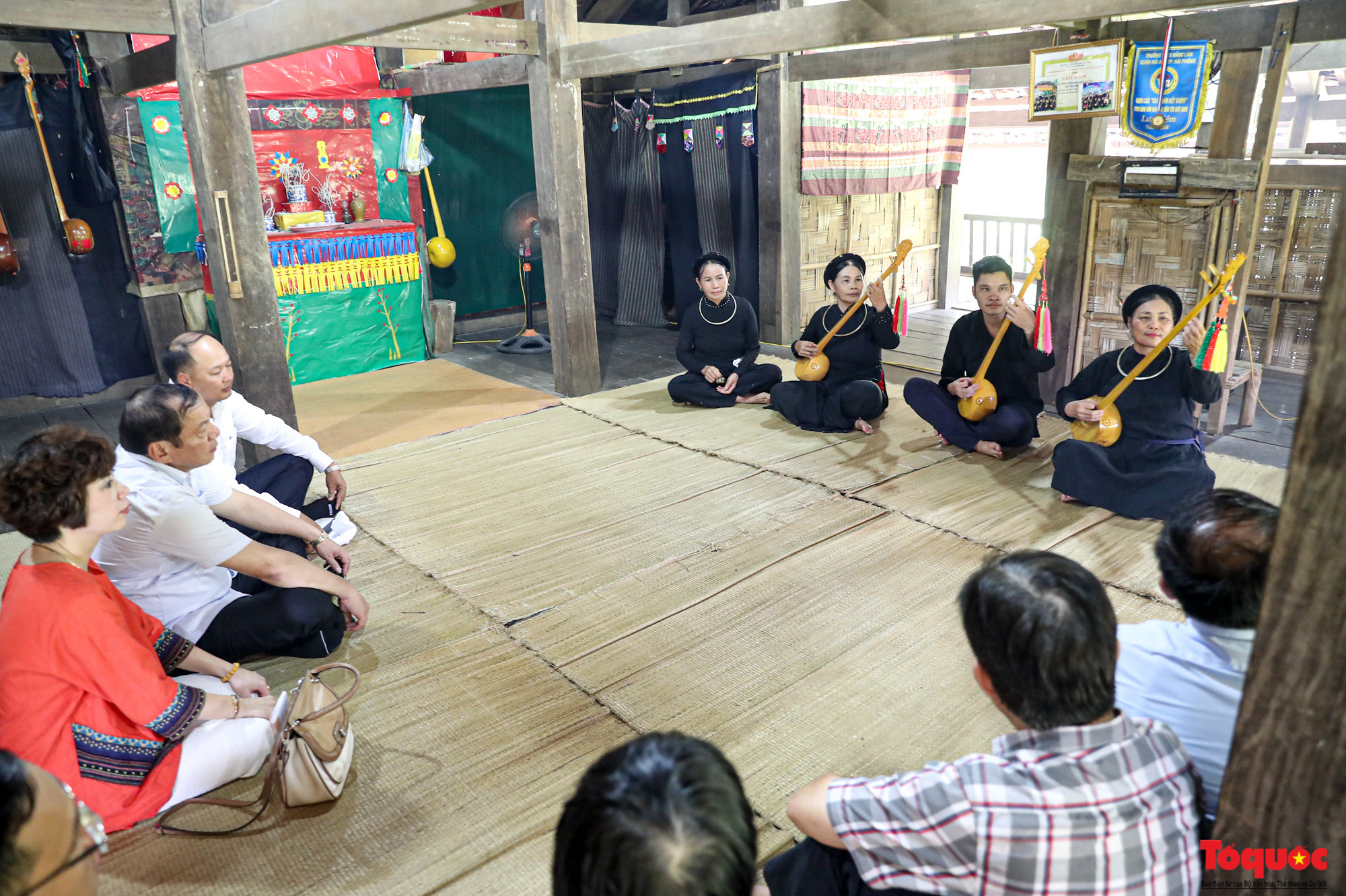 Thứ trưởng Bộ VHTTDL Nguyễn Văn Hùng thăm hỏi, động viên bà con dân tộc thiểu số đang gặp khó khăn do dịch Covid-19 - Ảnh 3.