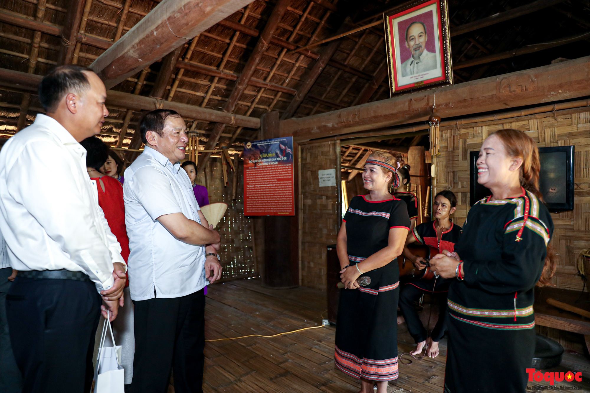 Thứ trưởng Bộ VHTTDL Nguyễn Văn Hùng thăm hỏi, động viên bà con dân tộc thiểu số đang gặp khó khăn do dịch Covid-19 - Ảnh 4.