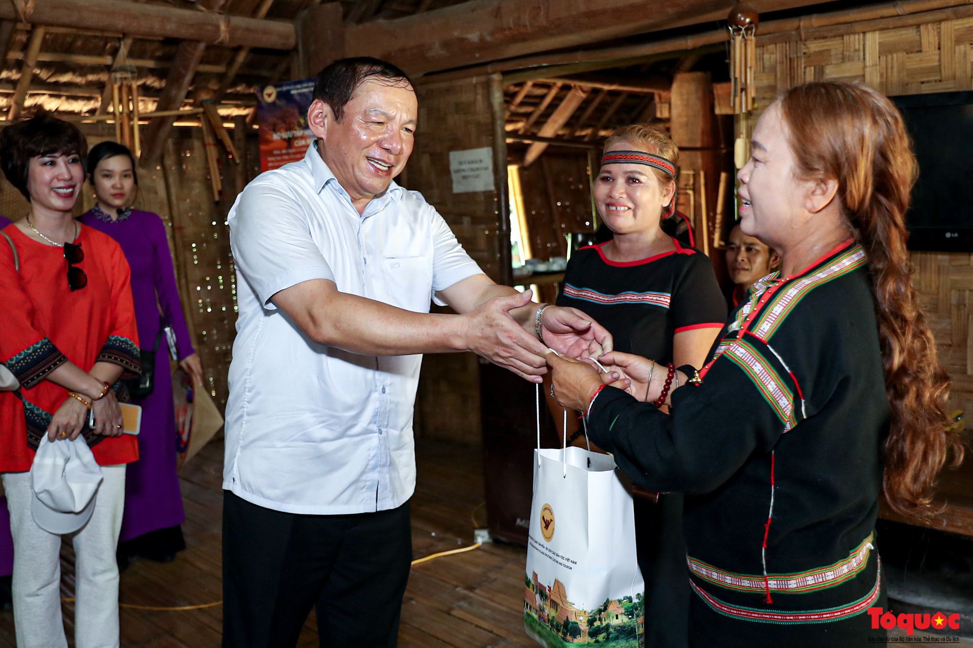 Thứ trưởng Bộ VHTTDL Nguyễn Văn Hùng thăm hỏi, động viên bà con dân tộc thiểu số đang gặp khó khăn do dịch Covid-19 - Ảnh 6.