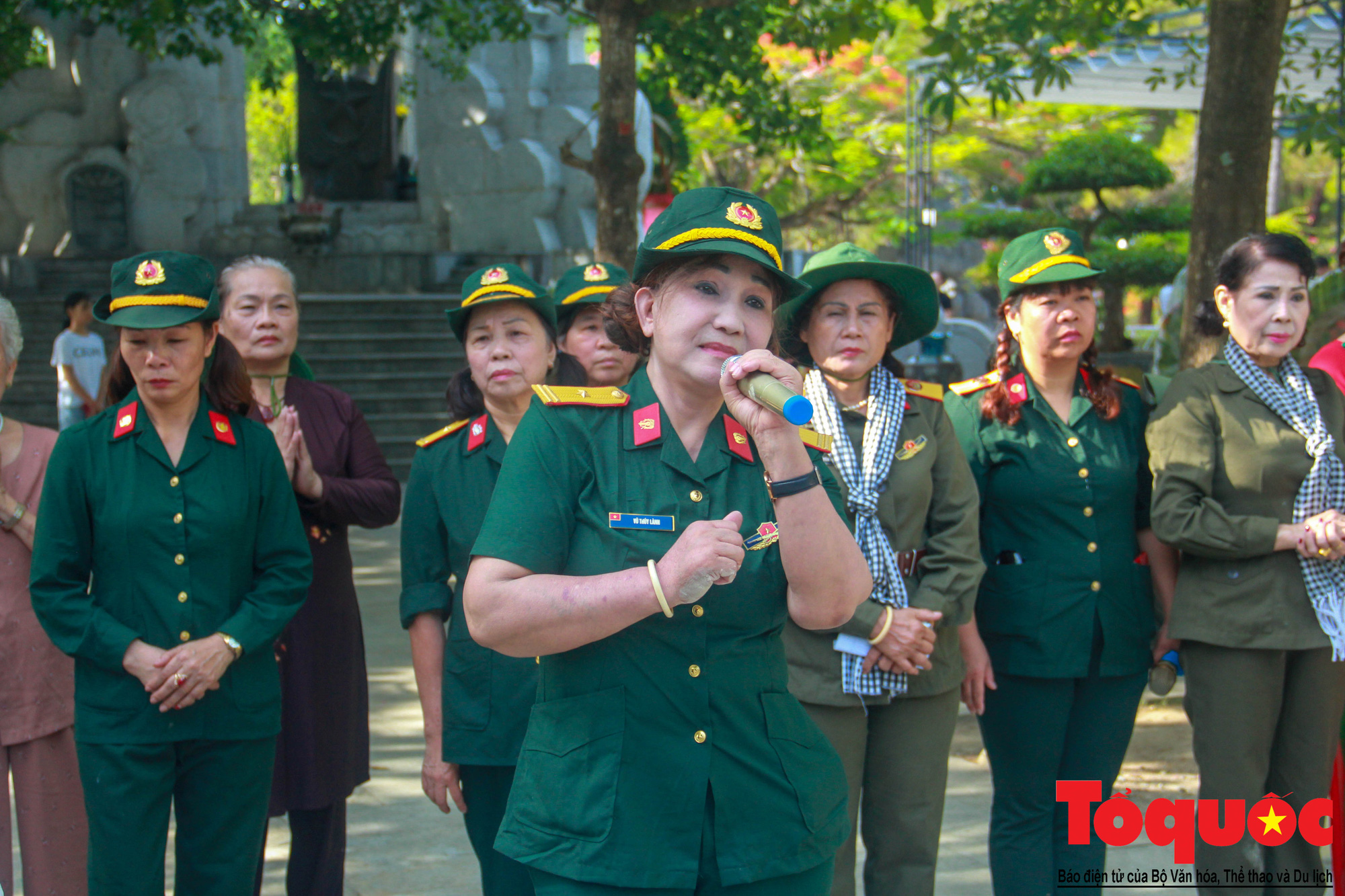 Xúc động cựu binh hát cho đồng đội nghe tại "địa chỉ đỏ" Quảng Trị dịp 27/7 - Ảnh 2.