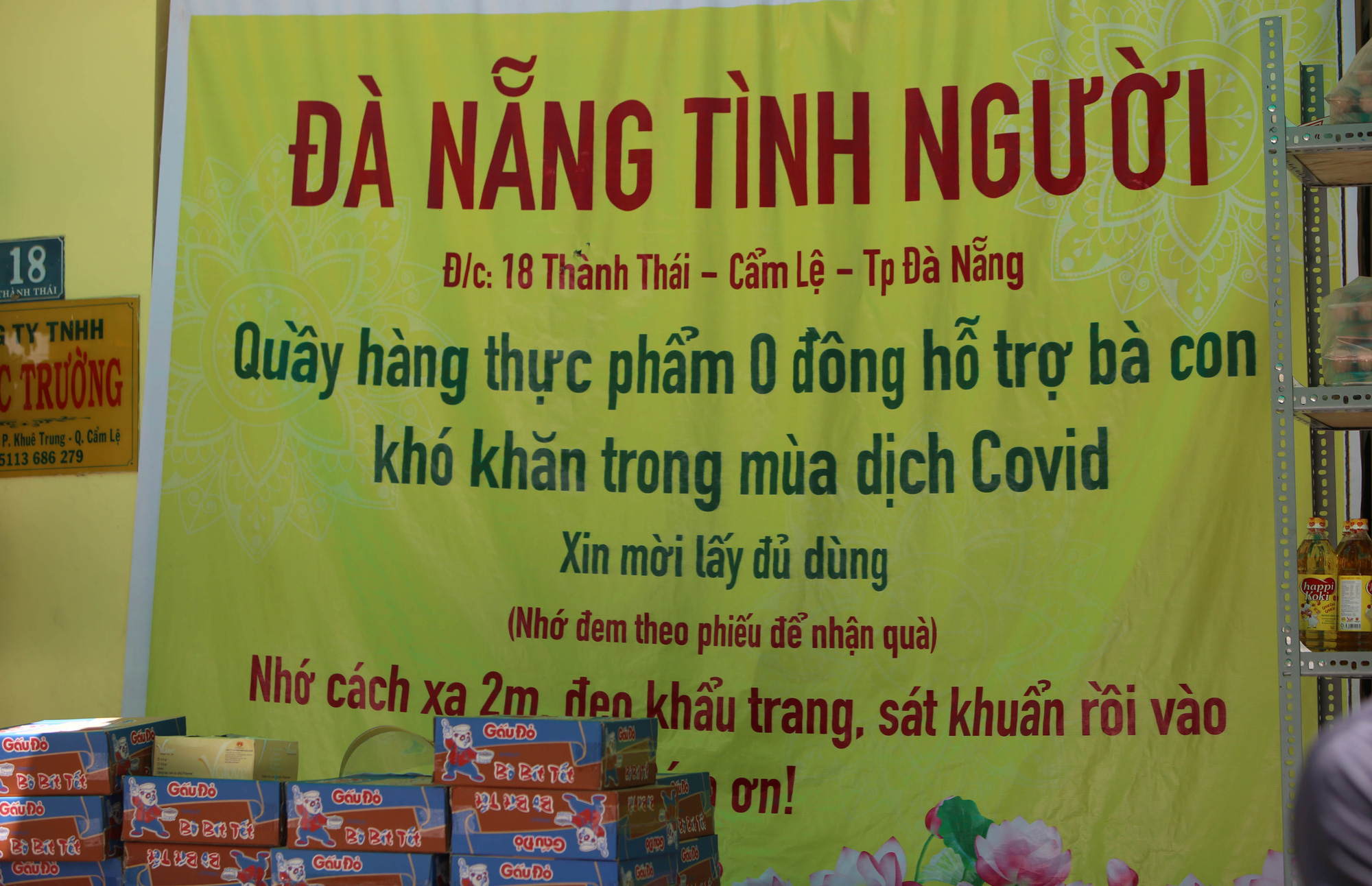 Ấm lòng “quầy hàng thực phẩm 0 đồng” giữa mùa dịch - Ảnh 4.