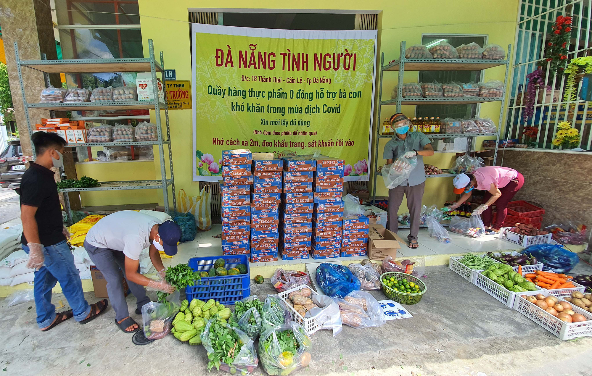 Ấm lòng “quầy hàng thực phẩm 0 đồng” giữa mùa dịch - Ảnh 1.