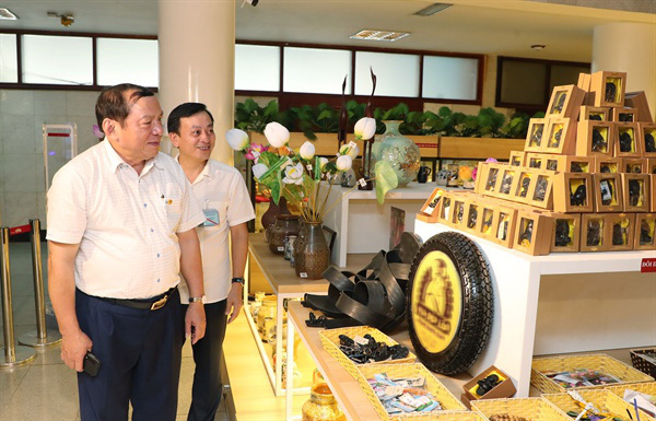 Khu Di tích Hồ Chí Minh tại Phủ Chủ tịch, Bảo tàng Hồ Chí Minh- những địa chỉ thiêng liêng tiếp tục là nơi giữ lửa và truyền lửa cho các thế hệ - Ảnh 2.