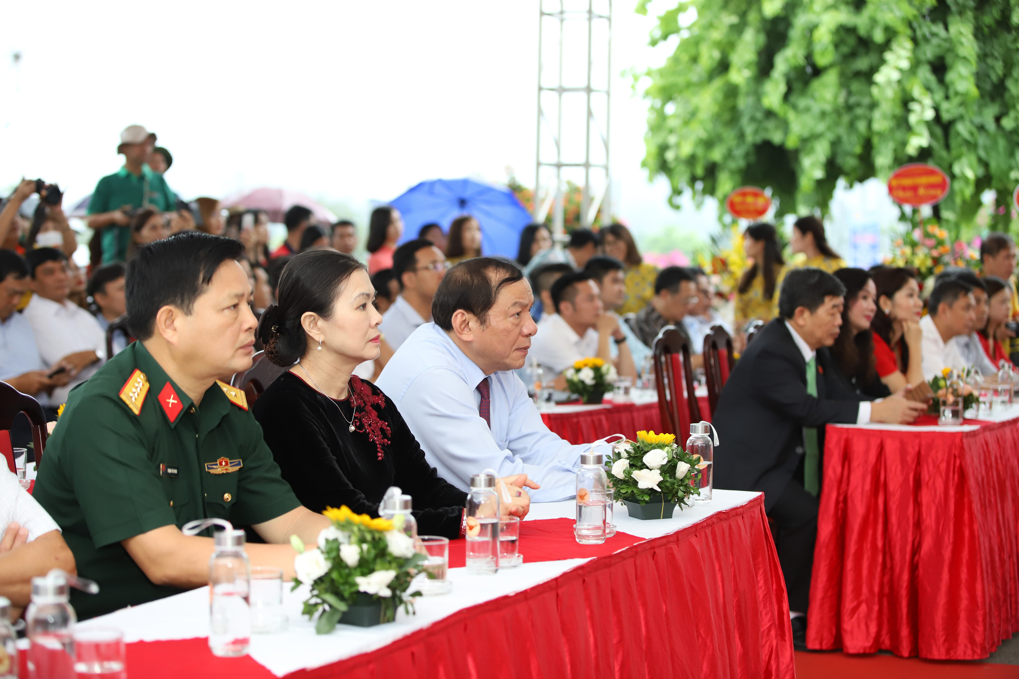 Thứ trưởng Nguyễn Văn Hùng: "Giữ gìn bản sắc văn hóa của đồng bào dân tộc là nhiệm vụ chính trị có ý nghĩa quan trọng" - Ảnh 1.