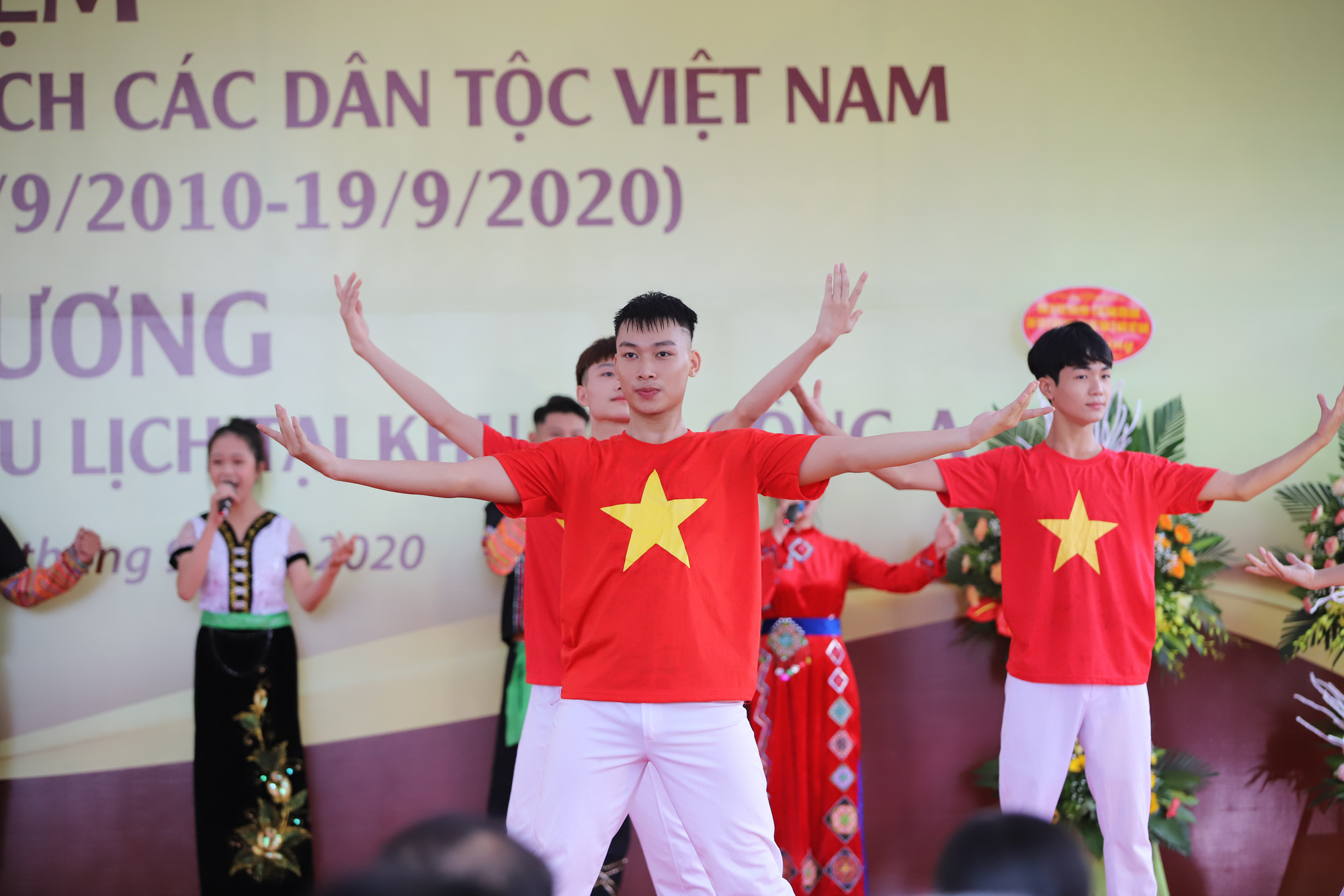 Thứ trưởng Nguyễn Văn Hùng: "Giữ gìn bản sắc văn hóa của đồng bào dân tộc là nhiệm vụ chính trị có ý nghĩa quan trọng" - Ảnh 5.