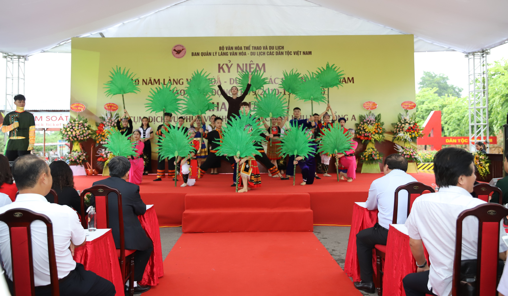 Thứ trưởng Nguyễn Văn Hùng: "Giữ gìn bản sắc văn hóa của đồng bào dân tộc là nhiệm vụ chính trị có ý nghĩa quan trọng" - Ảnh 6.