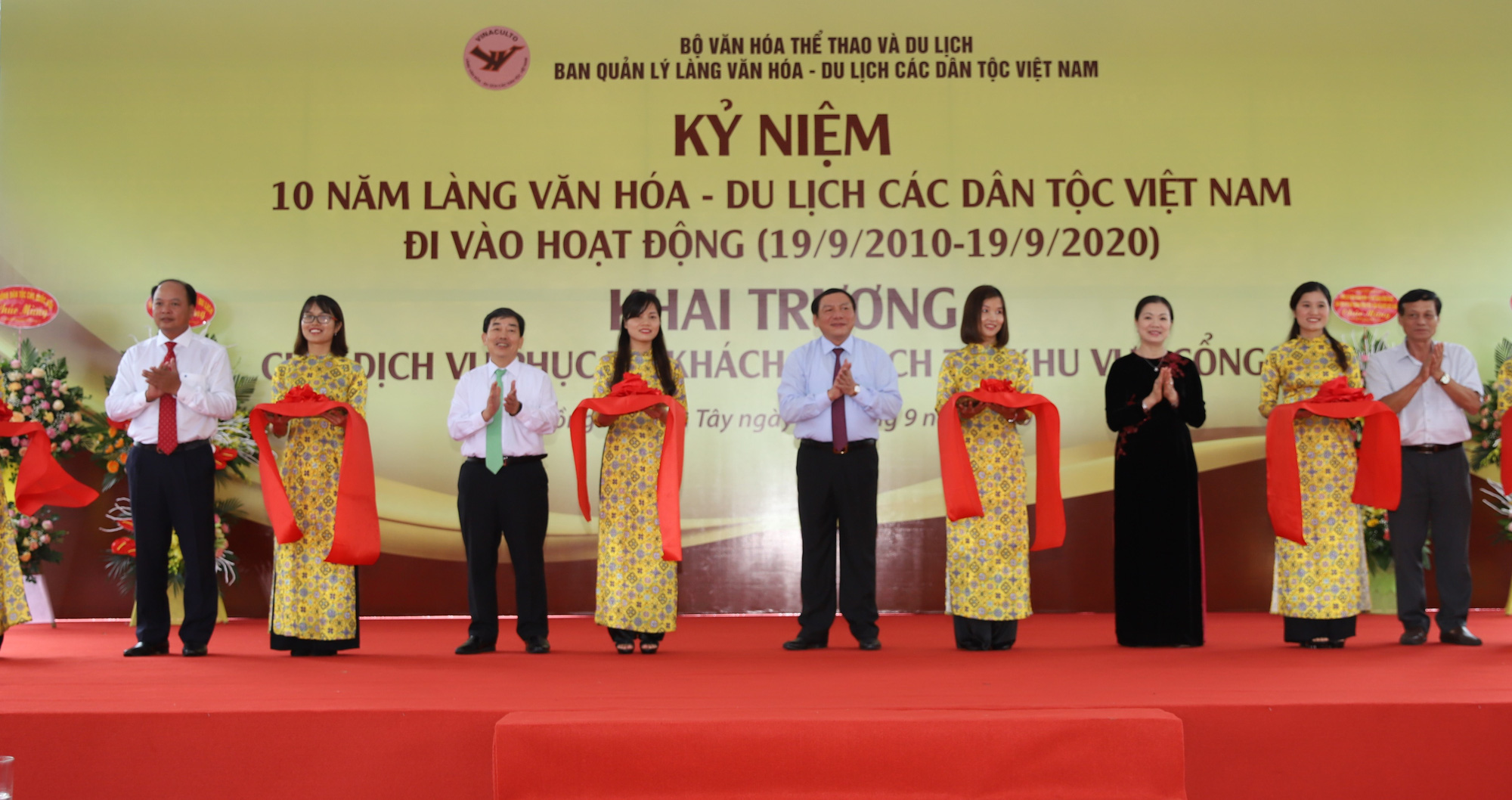 Thứ trưởng Nguyễn Văn Hùng: "Giữ gìn bản sắc văn hóa của đồng bào dân tộc là nhiệm vụ chính trị có ý nghĩa quan trọng" - Ảnh 4.