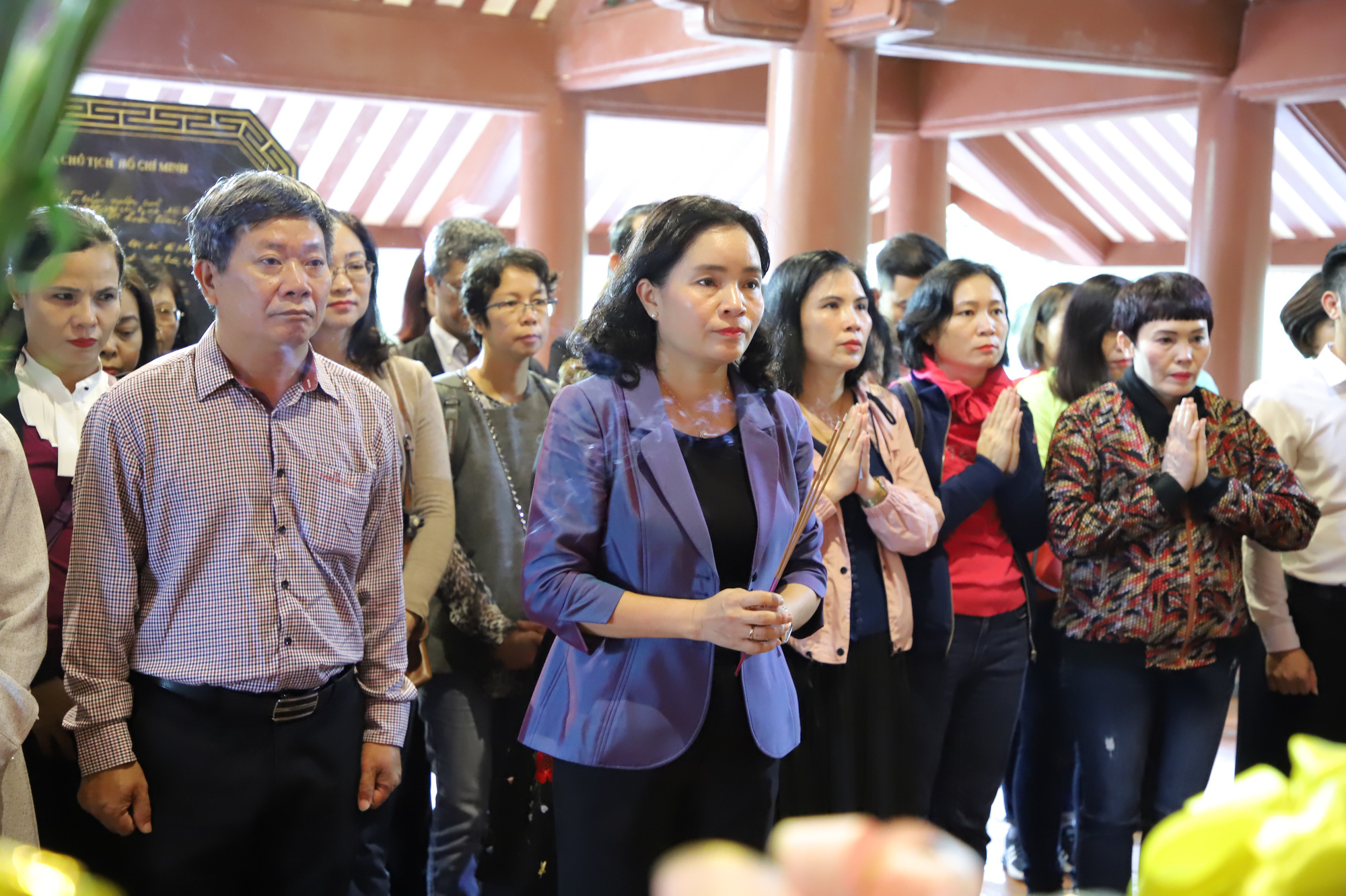 Thứ trưởng Bộ VHTTDL Trịnh Thị Thủy cùng Công đoàn Bộ dâng hương tưởng niệm Chủ tịch Hồ Chí Minh ở Ba Vì - Ảnh 1.