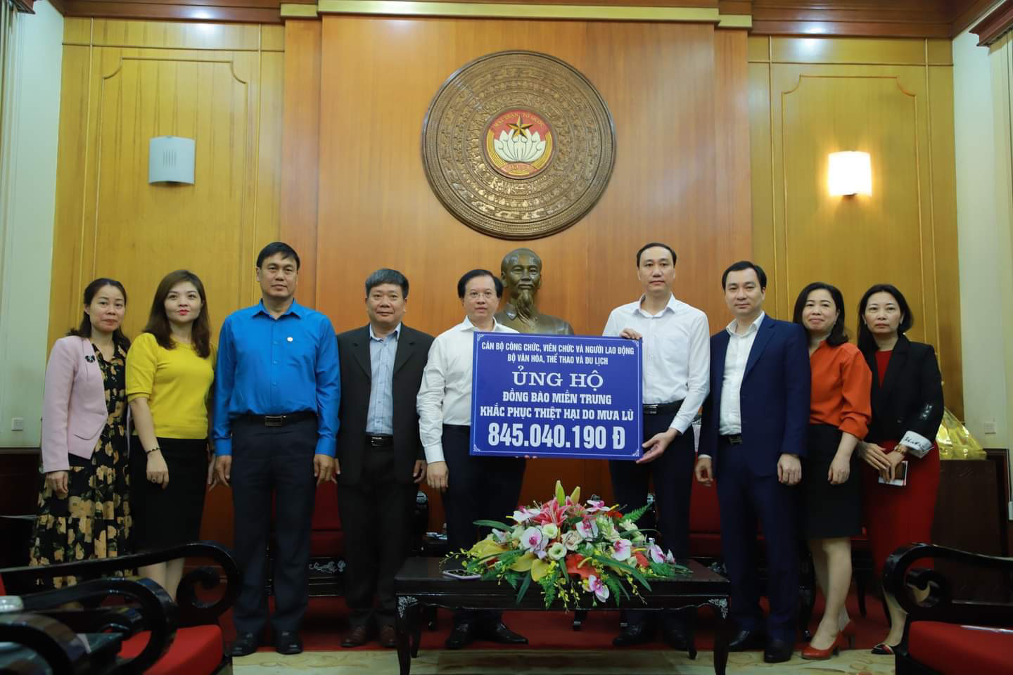 Bộ VHTTDL trao tiền ủng hộ đồng bào miền Trung - Ảnh 2.