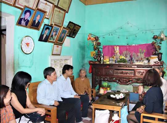 Công đoàn Khối Cơ quan tham mưu, quản lý nhà nước (Bộ VHTTDL): Thăm và tặng quà người có công với cách mạng, gia đình chính sách - Ảnh 1.