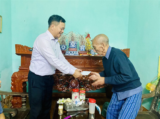 Công đoàn Khối Cơ quan tham mưu, quản lý nhà nước (Bộ VHTTDL): Thăm và tặng quà người có công với cách mạng, gia đình chính sách - Ảnh 4.