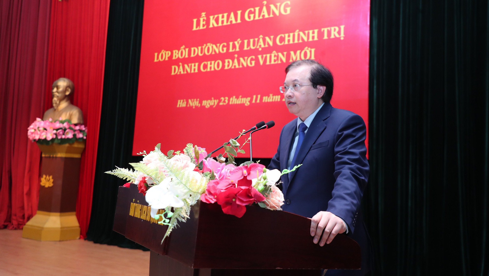 Khai giảng lớp bồi dưỡng lý luận chính trị dành cho đảng viên mới - Ảnh 1.