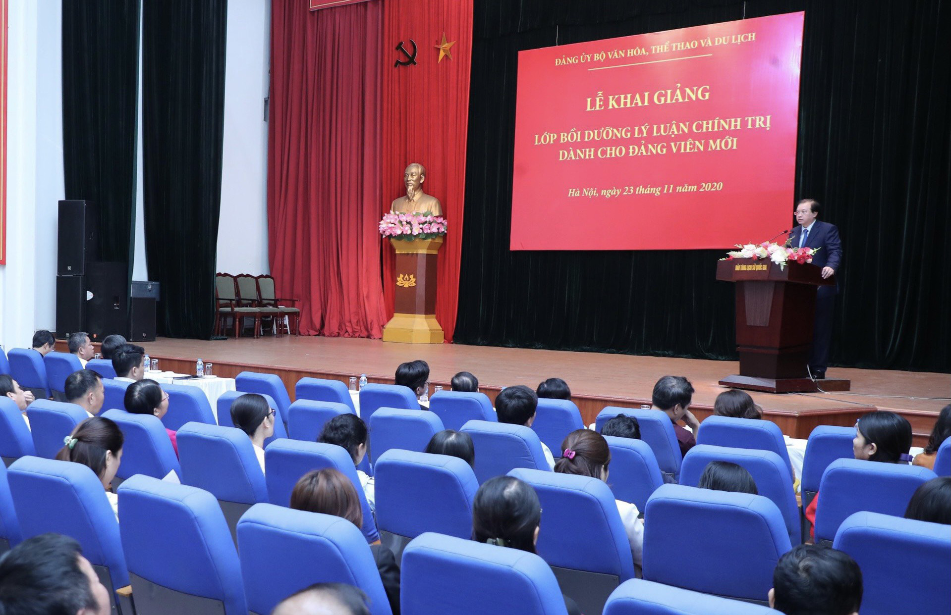 Khai giảng lớp bồi dưỡng lý luận chính trị dành cho đảng viên mới - Ảnh 2.