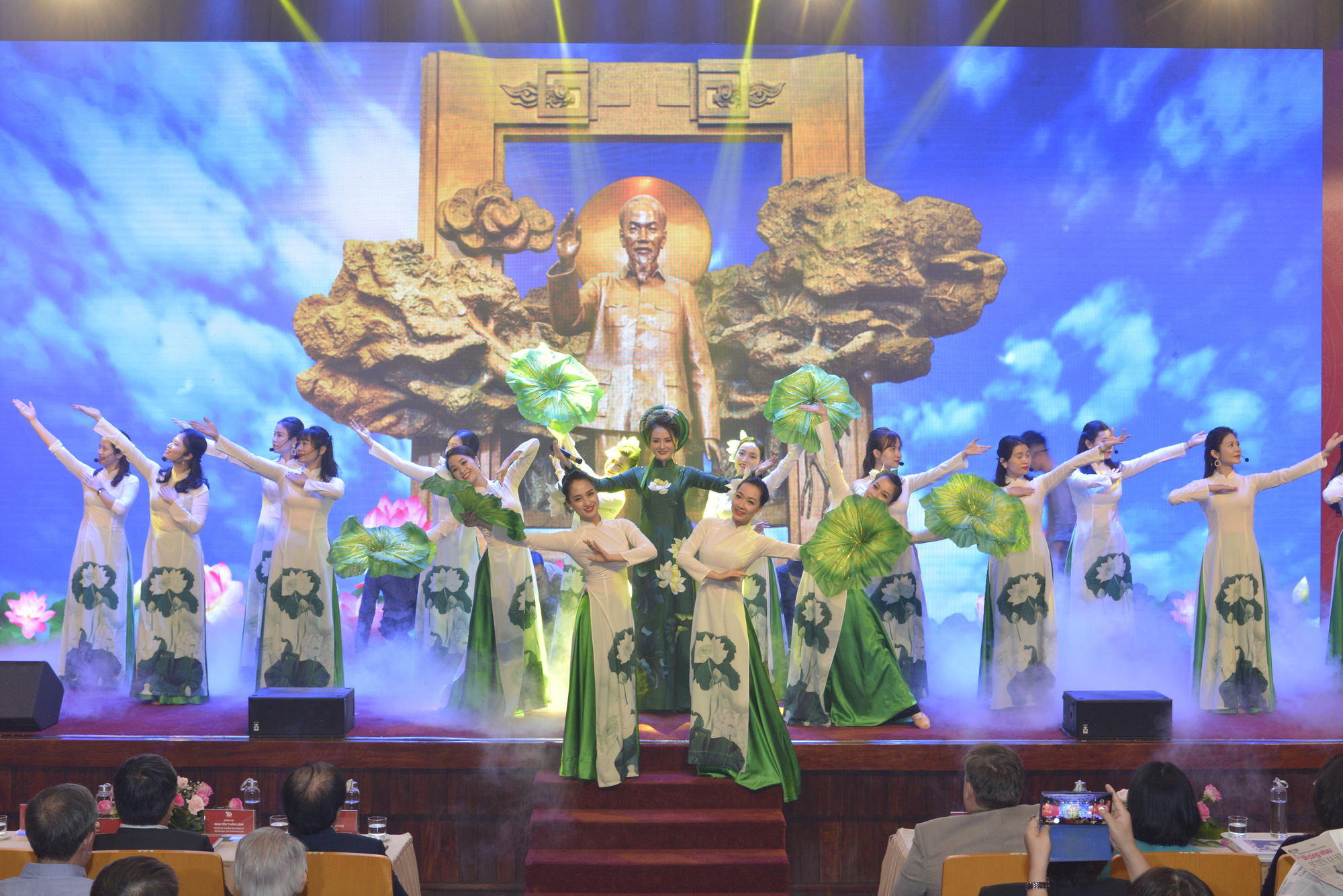 Bảo tàng Hồ Chí Minh điểm đến thân thiết của đồng bào, điểm tham quan yêu thích của bạn bè khắp năm châu - Ảnh 2.
