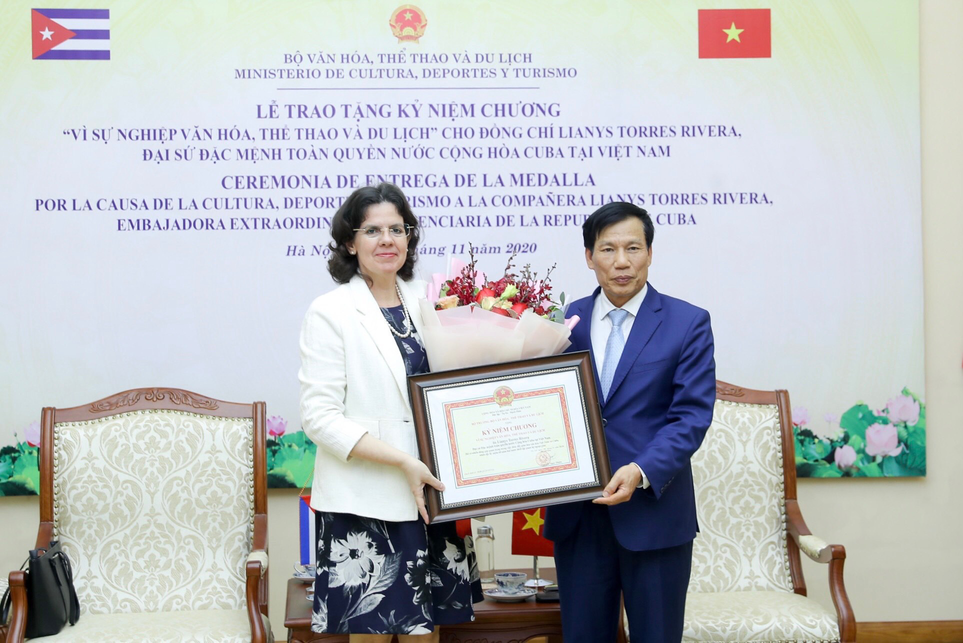 Trao Kỷ niệm chương Vì sự nghiệp Văn hóa, Thể thao và Du lịch cho Đại sứ Cuba - Ảnh 2.