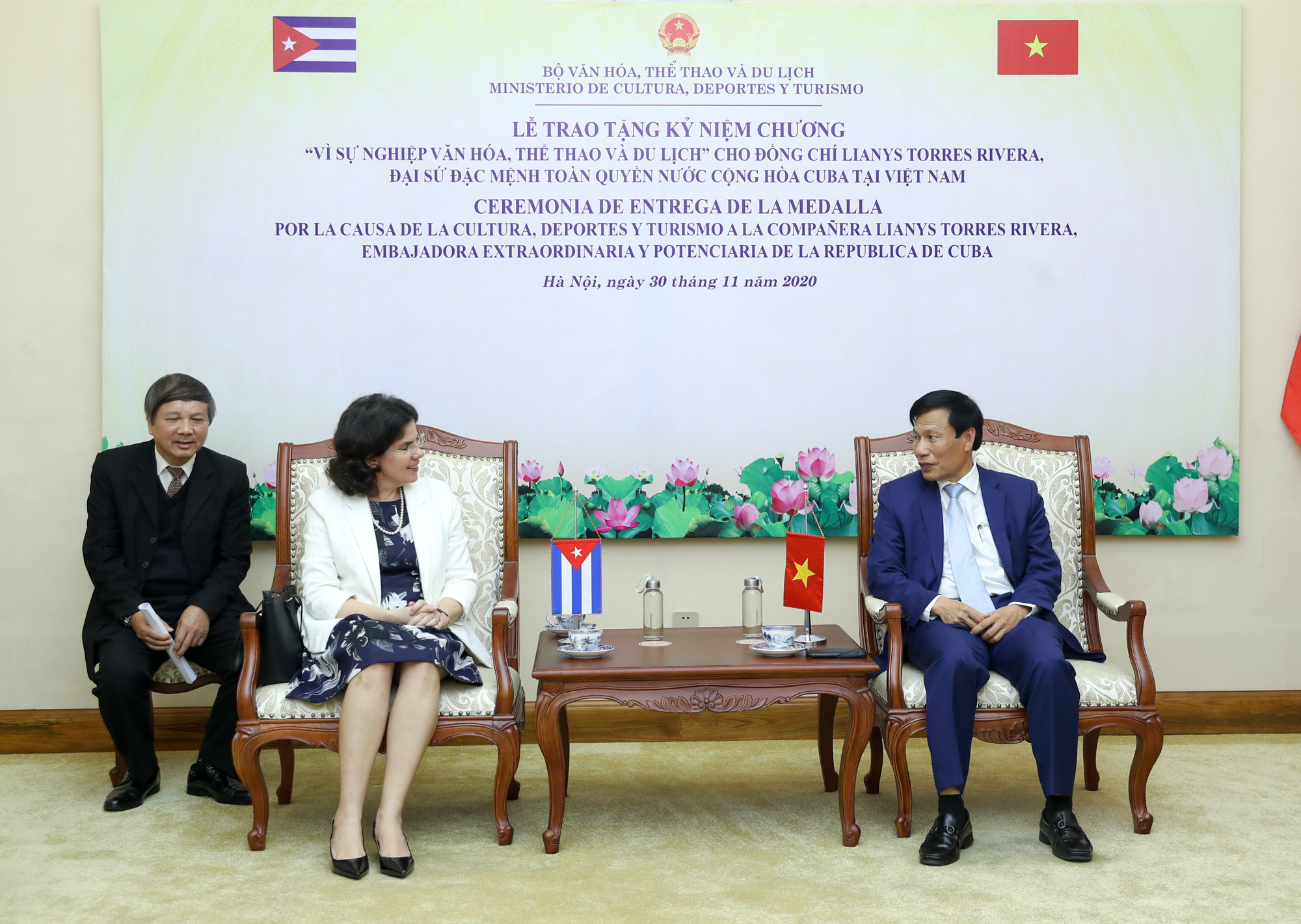 Trao Kỷ niệm chương Vì sự nghiệp Văn hóa, Thể thao và Du lịch cho Đại sứ Cuba - Ảnh 1.