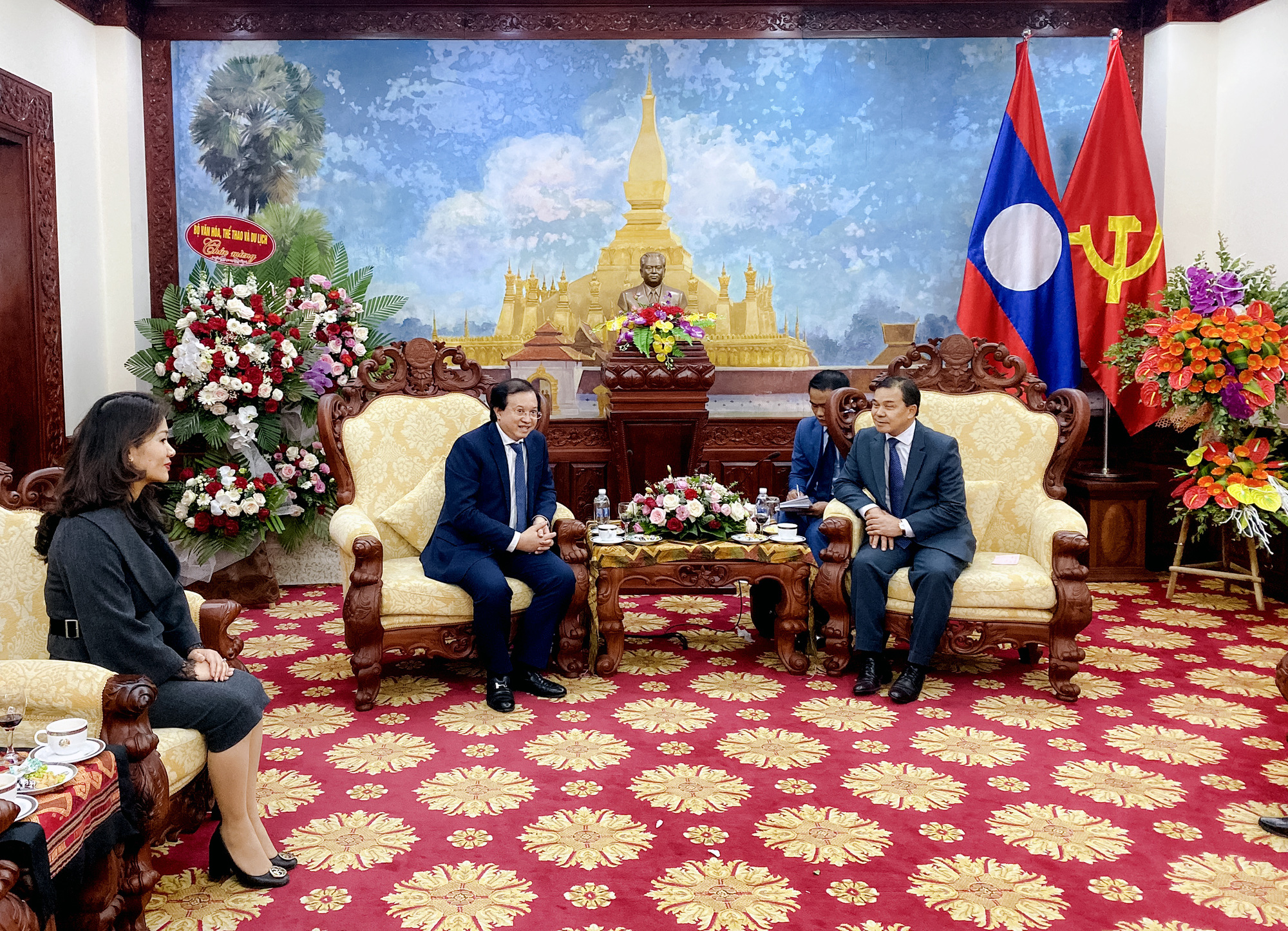Thứ trưởng Tạ Quang Đông dẫn đầu đoàn Bộ Văn hóa, Thể thao và Du lịch chúc mừng Quốc khánh Lào và kỷ niệm 100 năm ngày sinh Chủ tịch Kay sỏn- phôm vi hản - Ảnh 1.