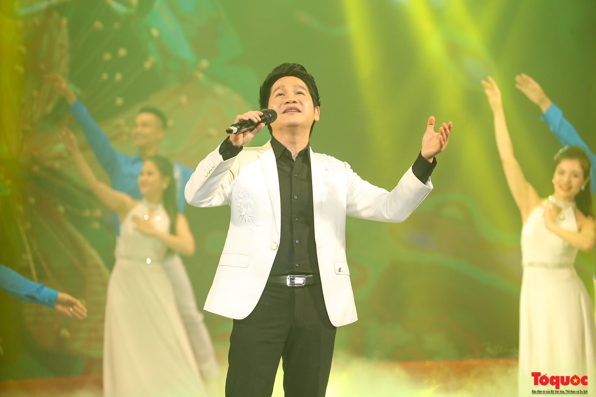 Hào hùng chương trình nghệ thuật “Sáng mãi niềm tin theo Đảng”  - Ảnh 7.