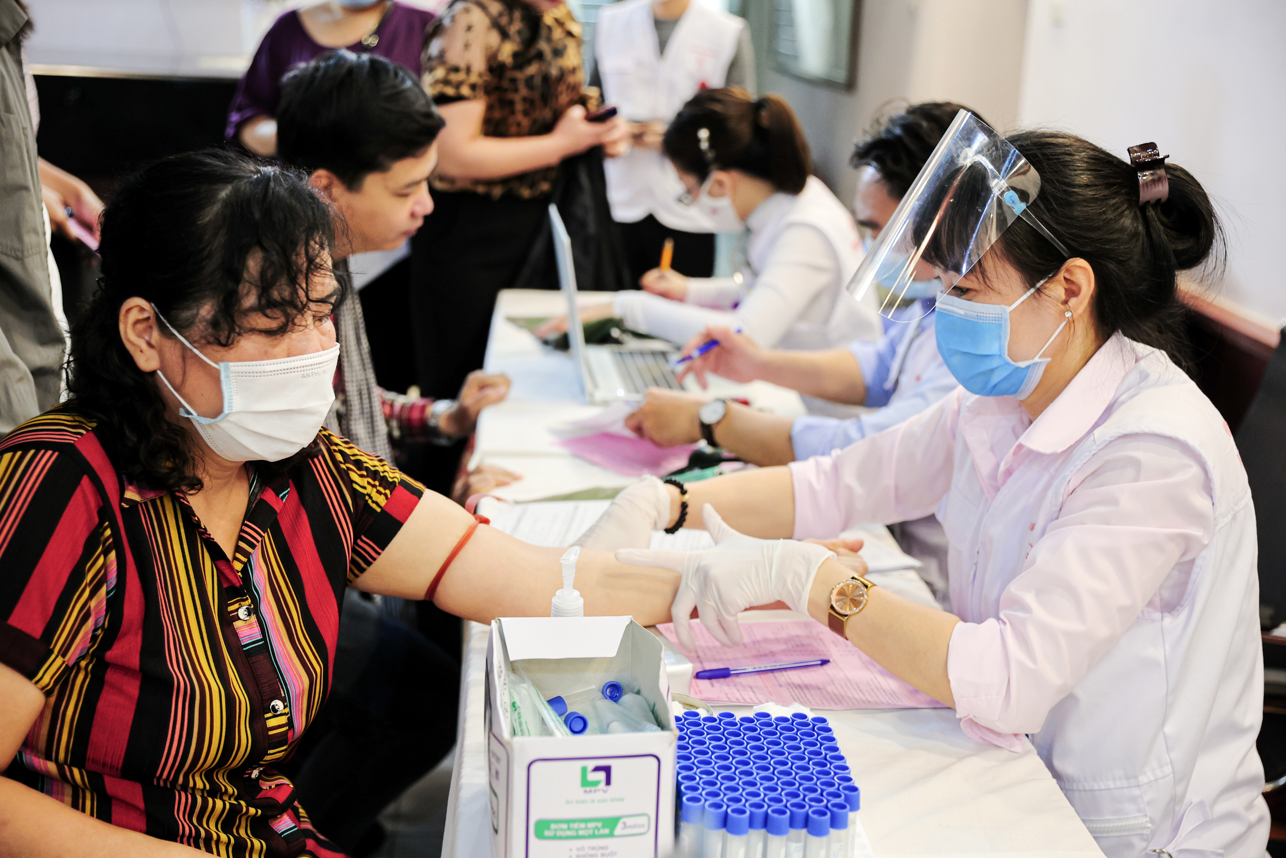 Đông đảo các nghệ sĩ Việt tham gia hiến máu với thông điệp ý nghĩa "Trao yêu thương để nhận lại" - Ảnh 7.