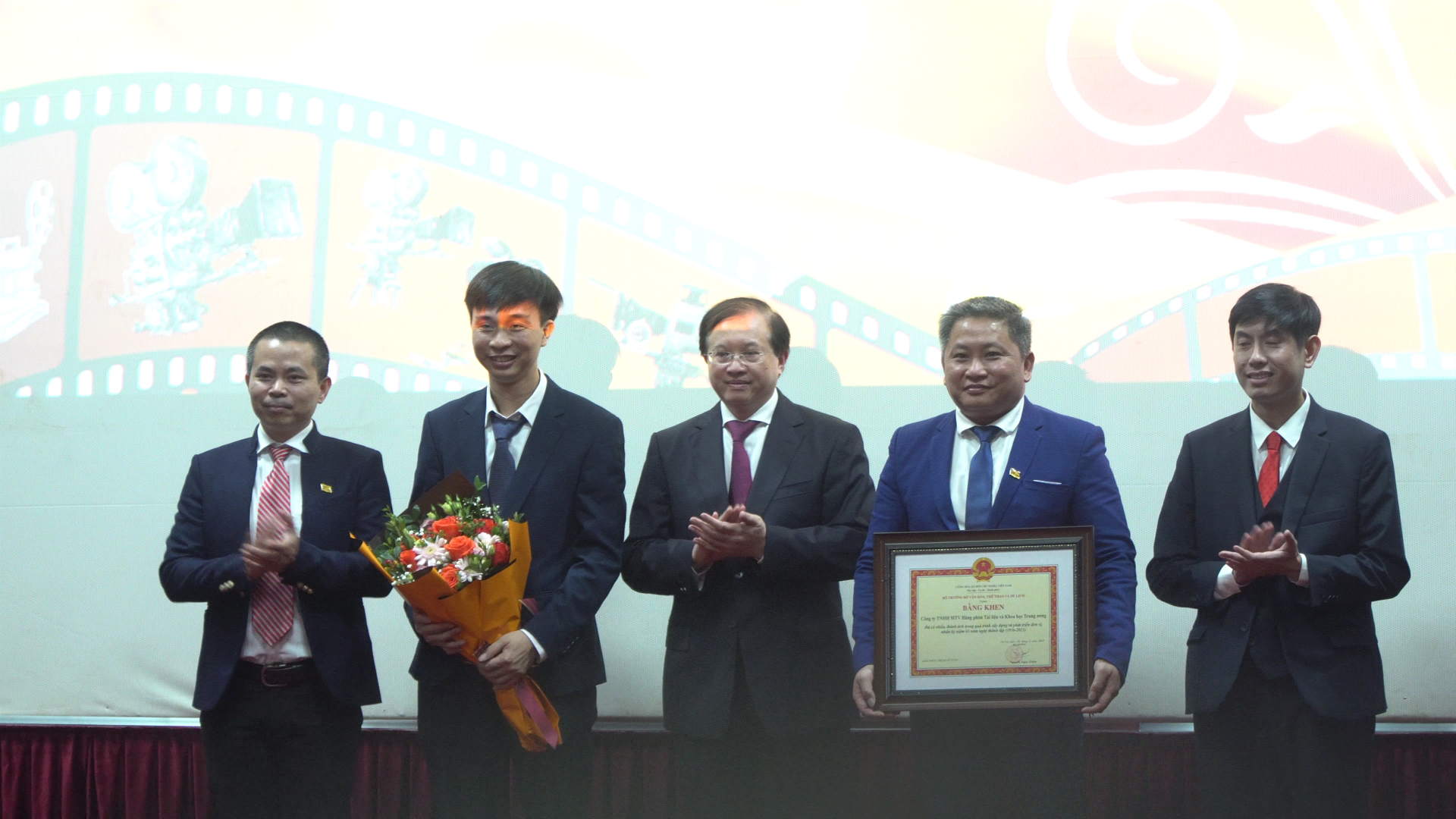 65 năm Hãng phim Tài liệu và Khoa học Trung ương: Đồng hành cùng cuộc sống - Ảnh 4.