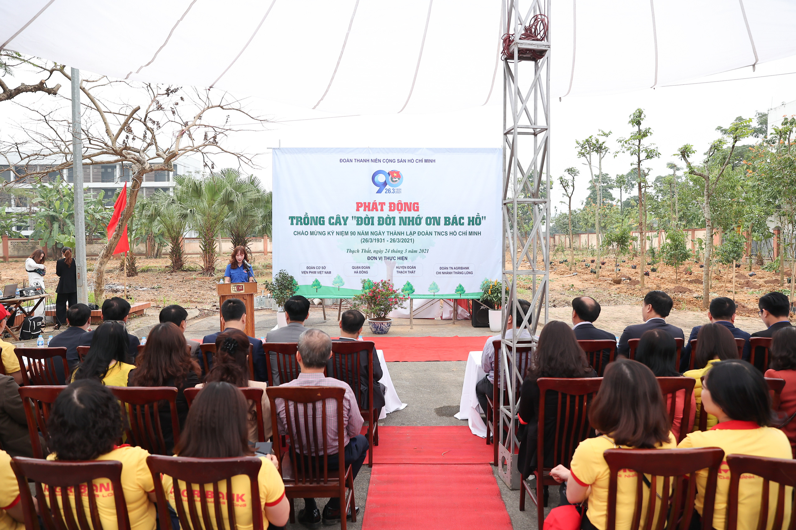 Thanh niên hăng hái trồng cây hưởng ứng kỷ niệm 90 năm ngày thành lập Đoàn TNCS Hồ Chí Minh - Ảnh 1.