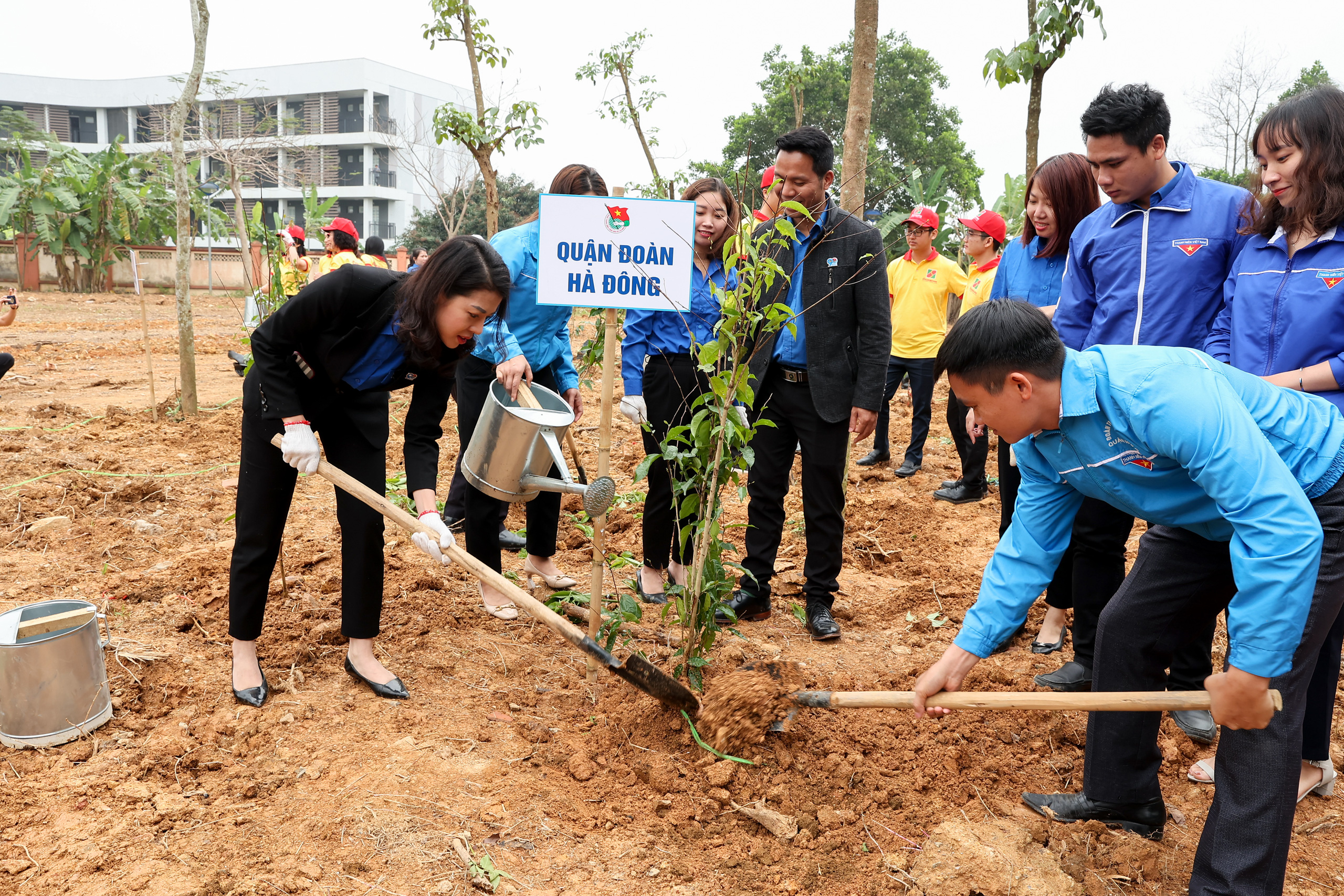 Thanh niên hăng hái trồng cây hưởng ứng kỷ niệm 90 năm ngày thành lập Đoàn TNCS Hồ Chí Minh - Ảnh 6.