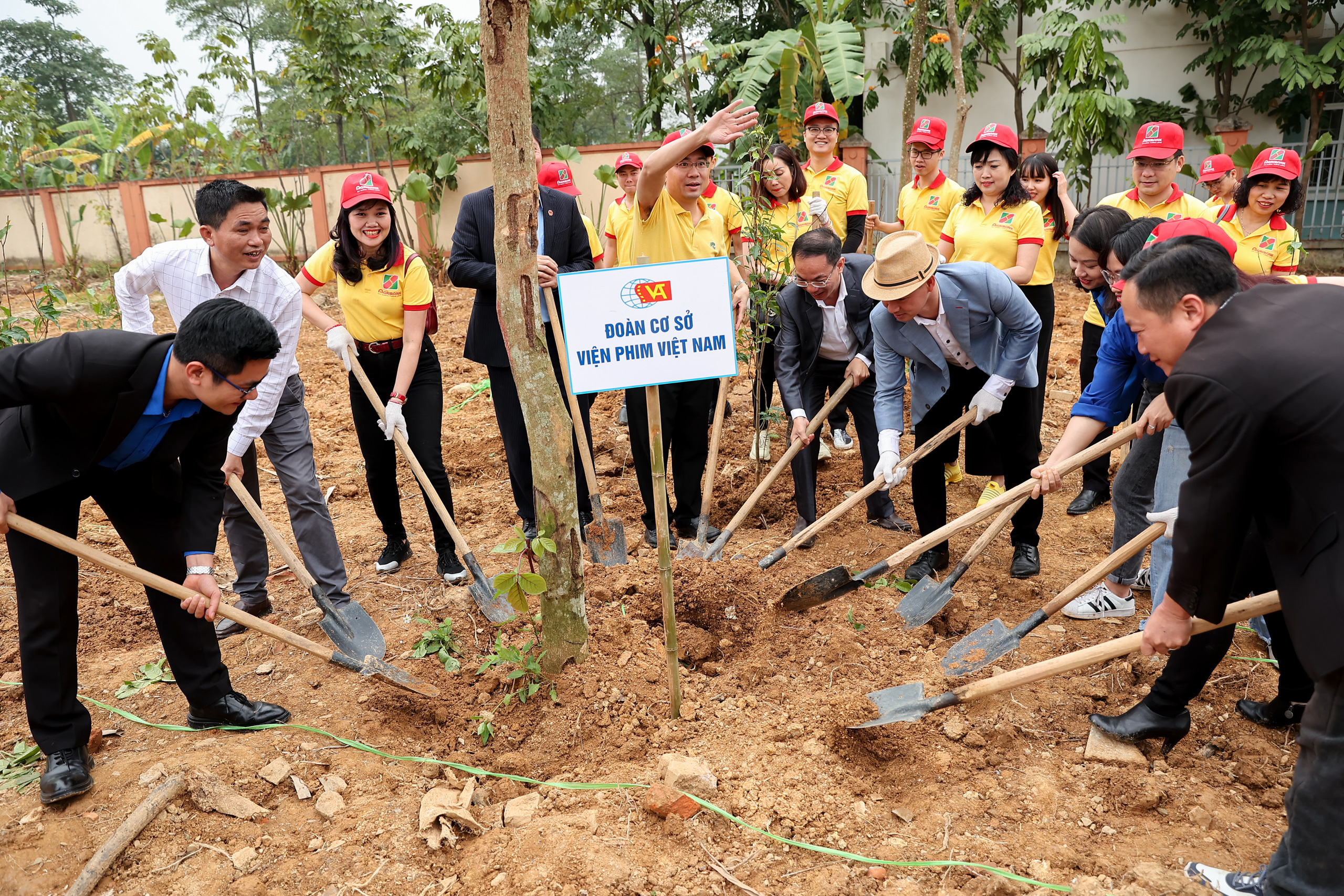 Thanh niên hăng hái trồng cây hưởng ứng kỷ niệm 90 năm ngày thành lập Đoàn TNCS Hồ Chí Minh - Ảnh 9.