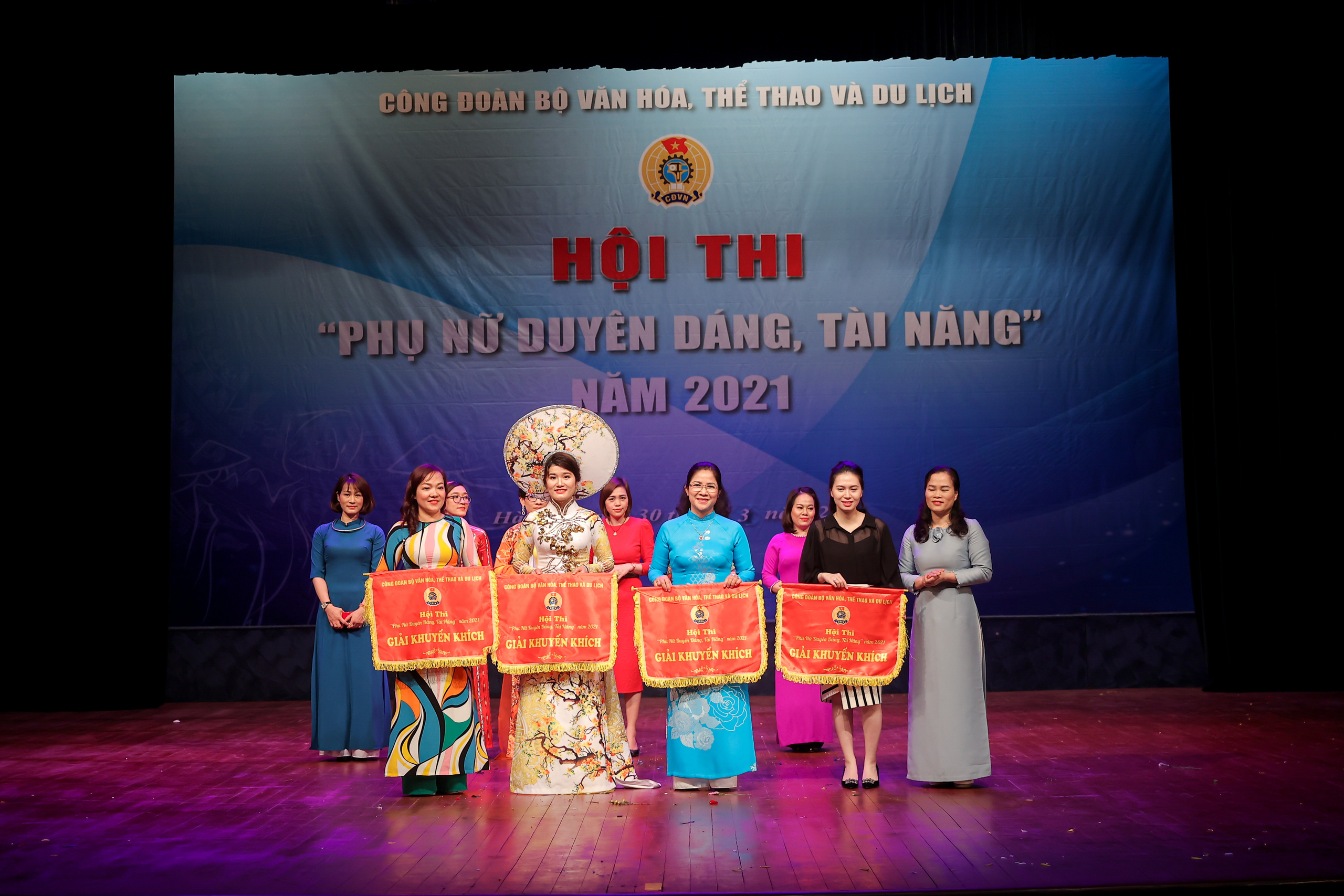 Nhiều tiết mục ấn tượng trong Hội thi “Phụ nữ duyên dáng, tài năng” năm 2021 - Ảnh 14.