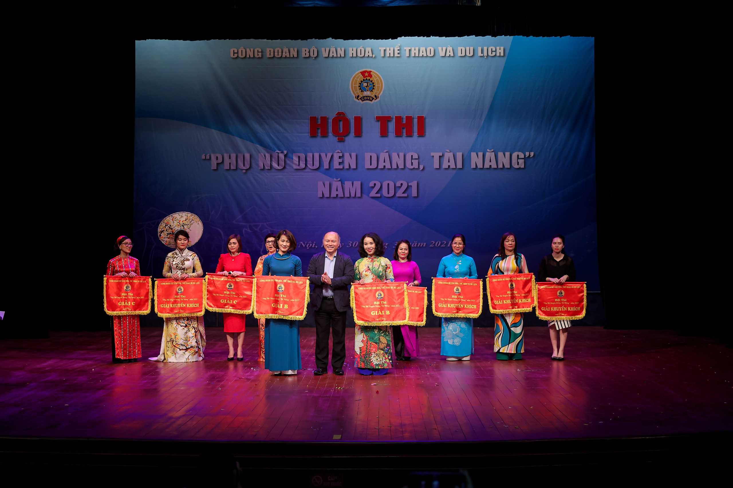 Nhiều tiết mục ấn tượng trong Hội thi “Phụ nữ duyên dáng, tài năng” năm 2021 - Ảnh 16.