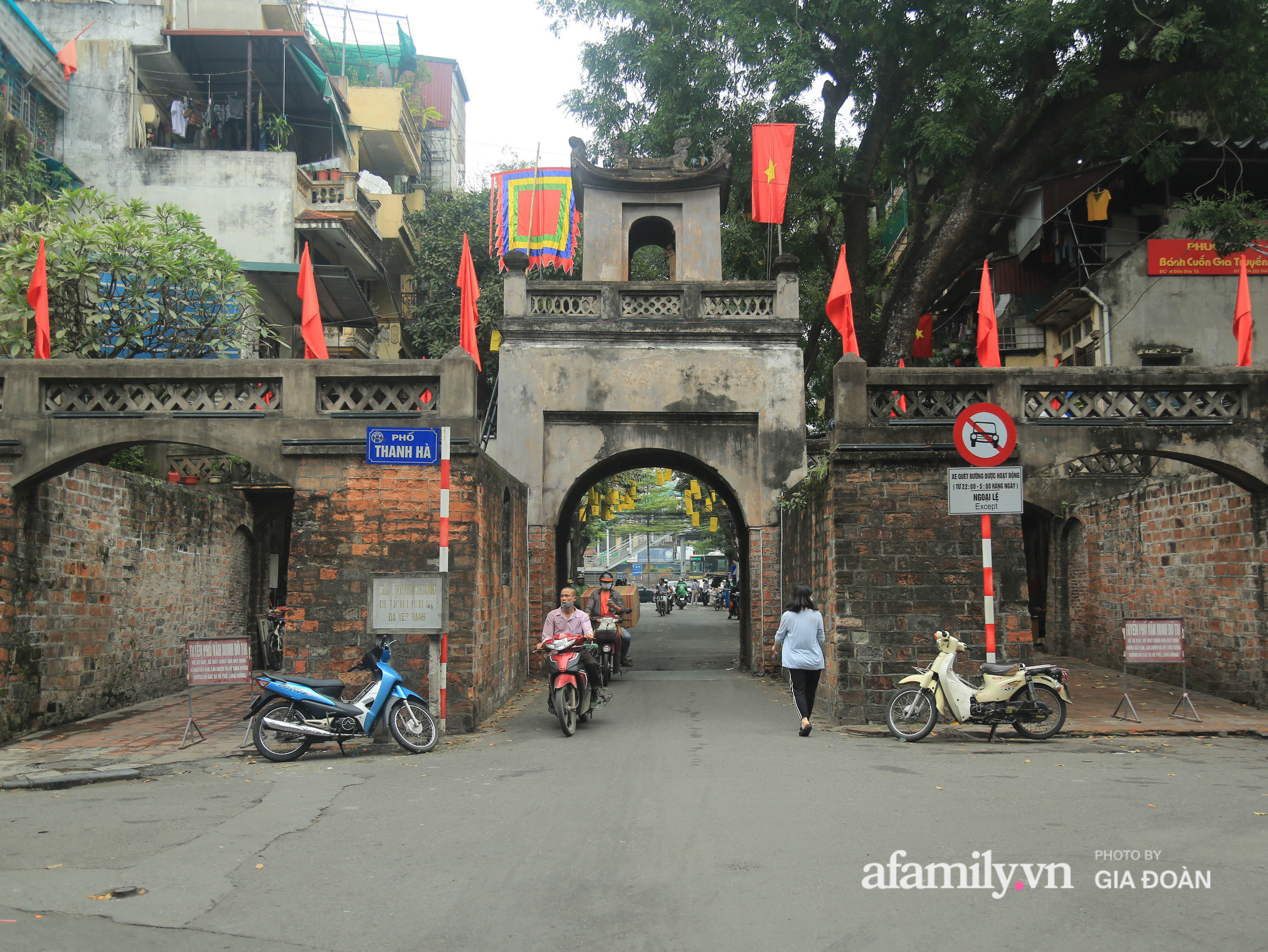 Người đàn ông gần 20 năm gác cửa ô cuối cùng ở Hà Nội - Ảnh 1.