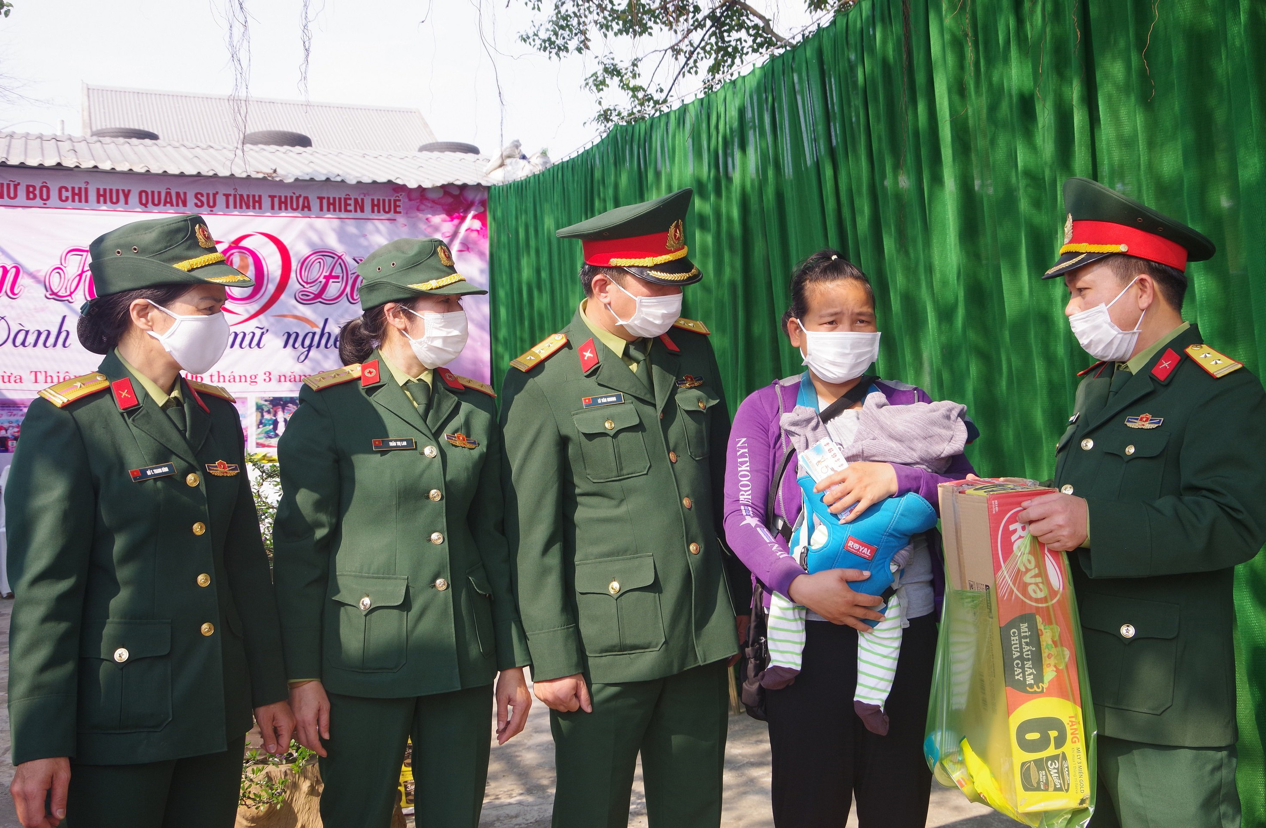 Ấm lòng "Gian hàng 0 đồng" hỗ trợ phụ nữ lao động nghèo dịp 8/3 - Ảnh 1.