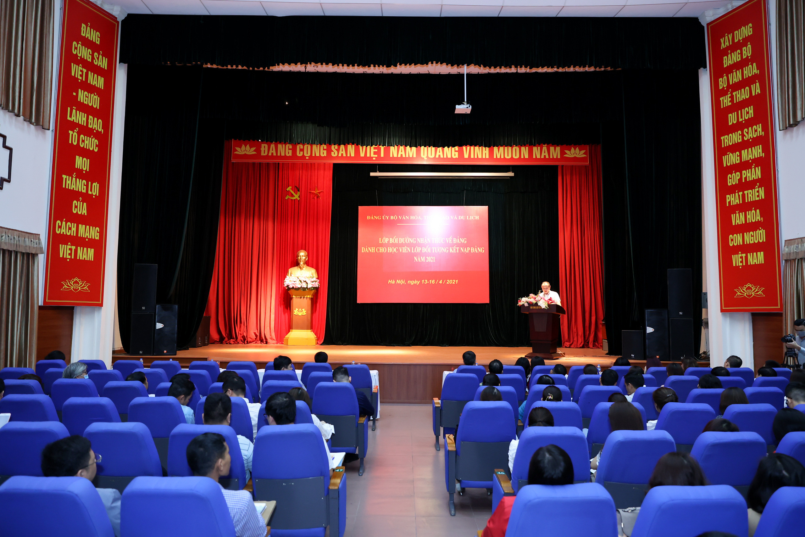 Khai giảng lớp bồi dưỡng nhận thức về Đảng dành cho học viên đối tượng kết nạp Đảng năm 2021 - Ảnh 1.