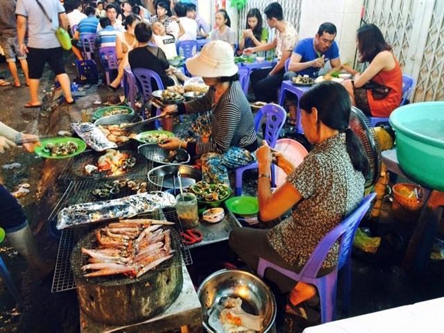 Khánh Hòa: Tăng cường phối hợp quản lý, hỗ trợ du khách trong đợt lễ 30/4 và 1/5 - Ảnh 1.