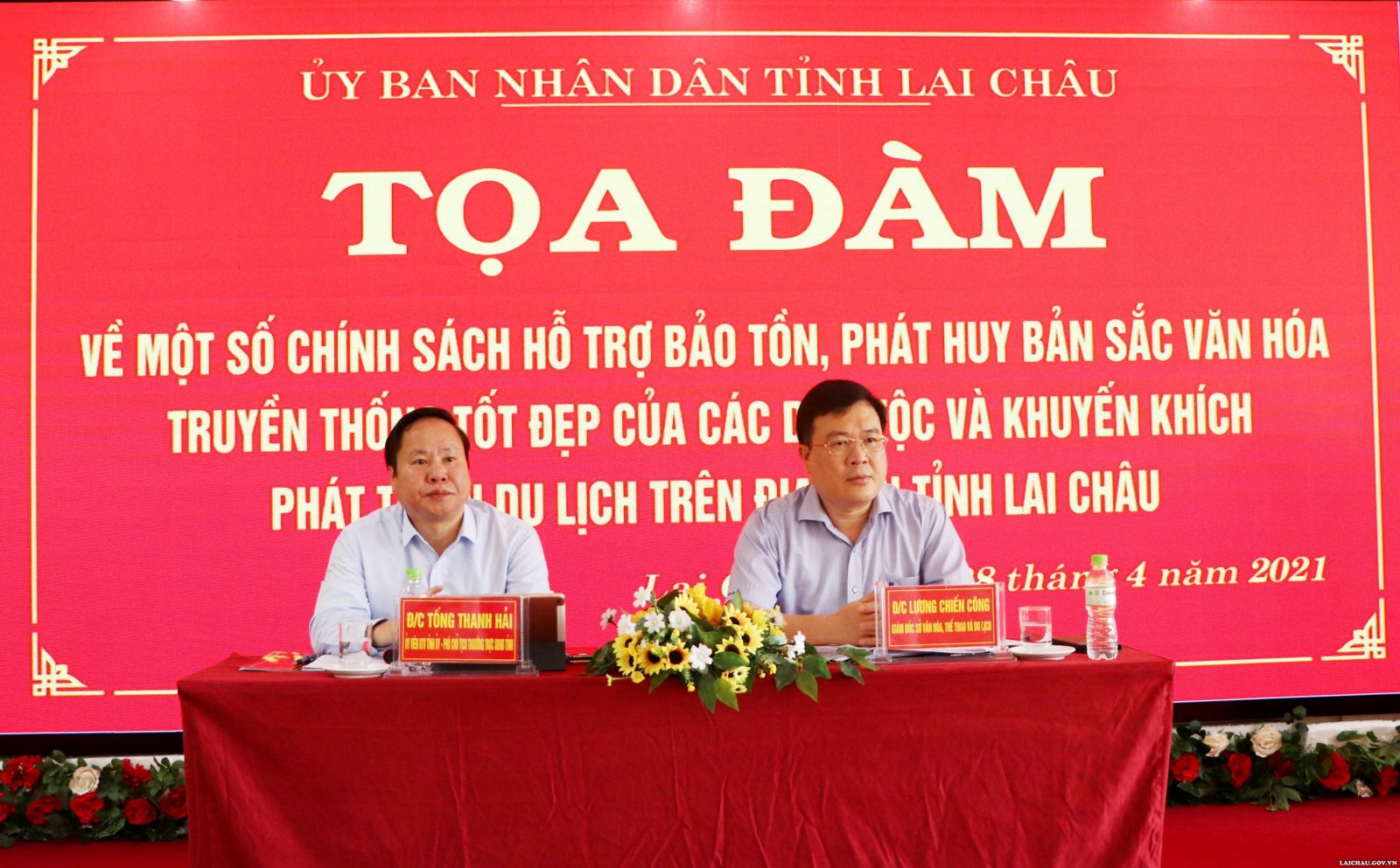 Tọa đàm về một số chính sách hỗ trợ bảo tồn, phát huy bản sắc văn hóa truyền thống tốt đẹp của các dân tộc và khuyến khích phát triển du lịch trên địa bàn tỉnh Lai Châu - Ảnh 1.