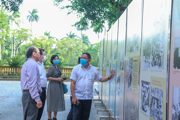 Bộ trưởng Nguyễn Văn Hùng: Nhiều bài học sâu sắc từ nội dung trưng bày Học tập và làm theo Bác - Ảnh 2.